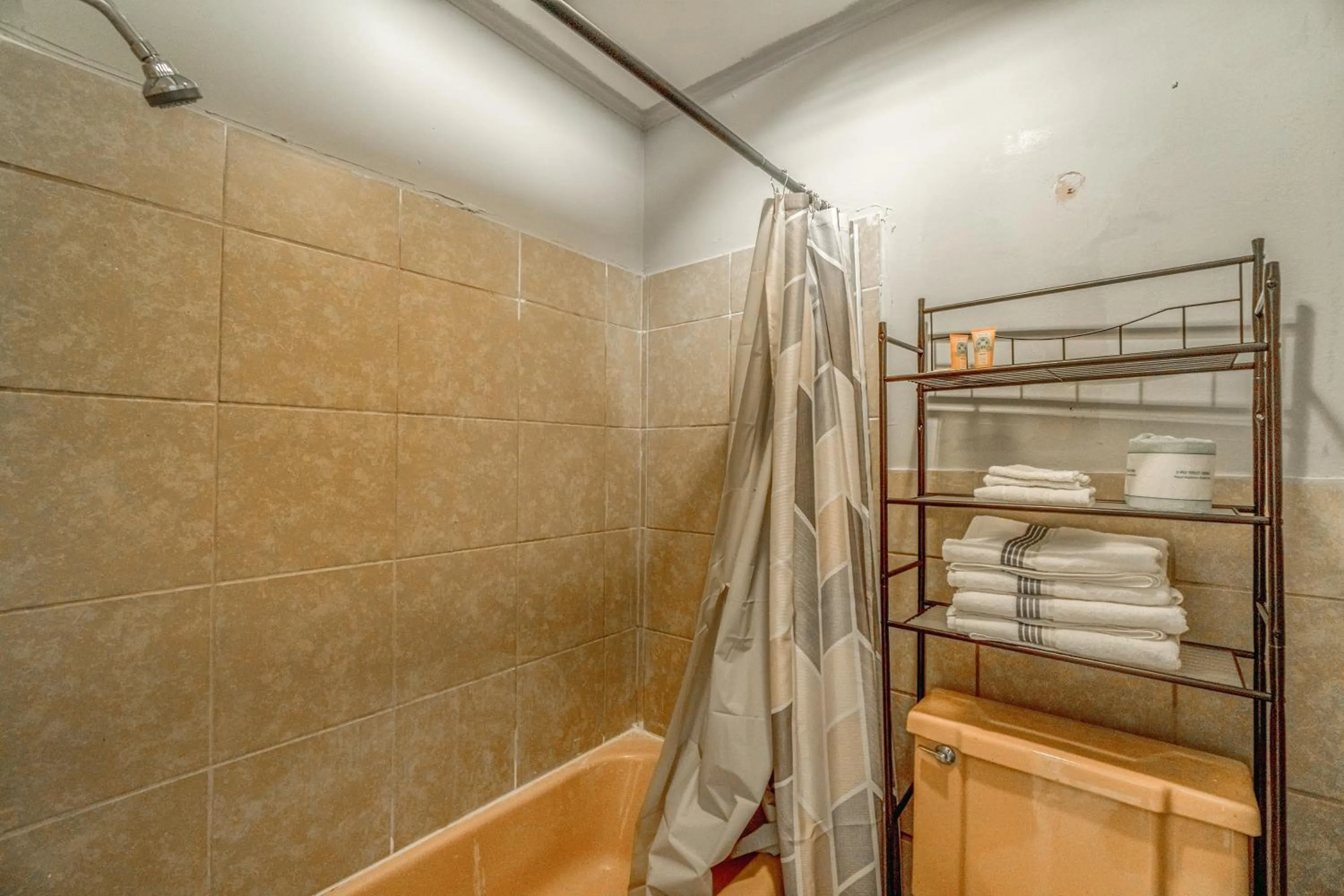 Bathroom in OYO Holiday Capri Motel & Rv Park