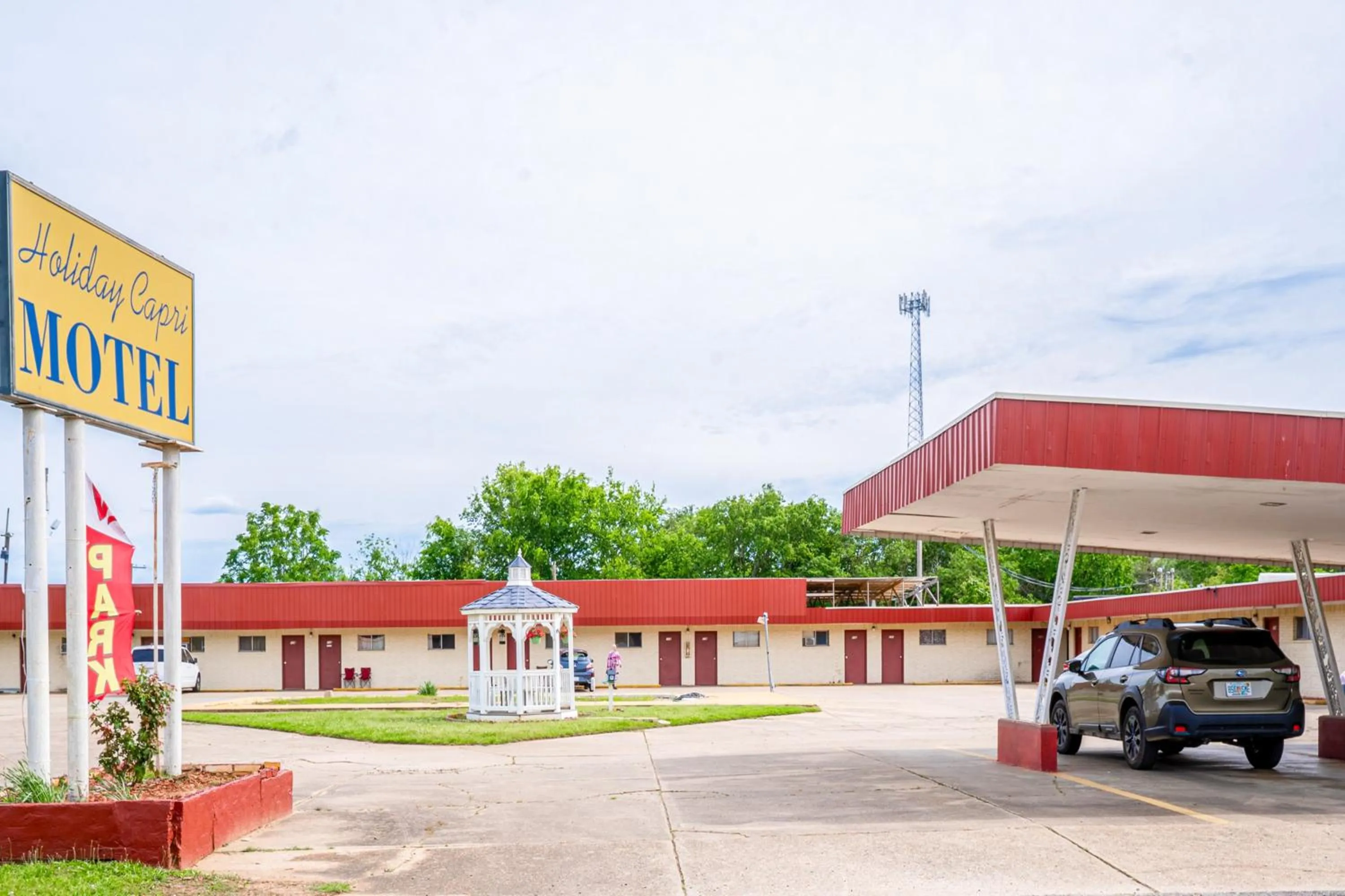 Facade/entrance in OYO Holiday Capri Motel & Rv Park