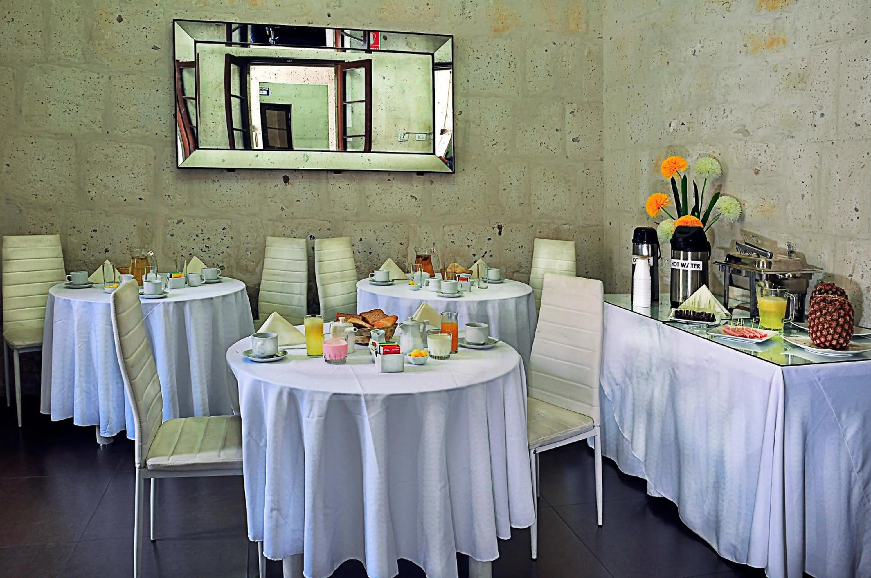 Buffet breakfast in Hoteles Riviera Mansion