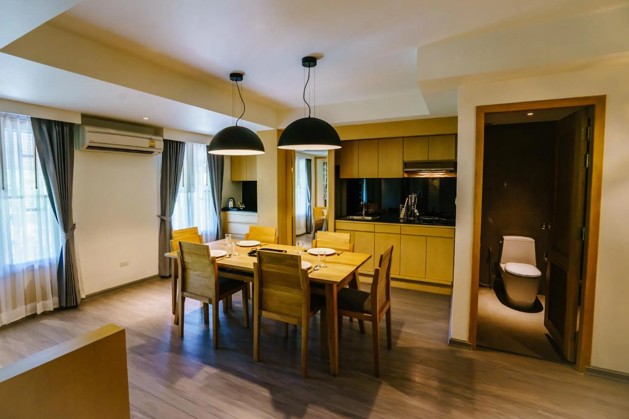 Restaurant/places to eat in Moon Dragon Hotel