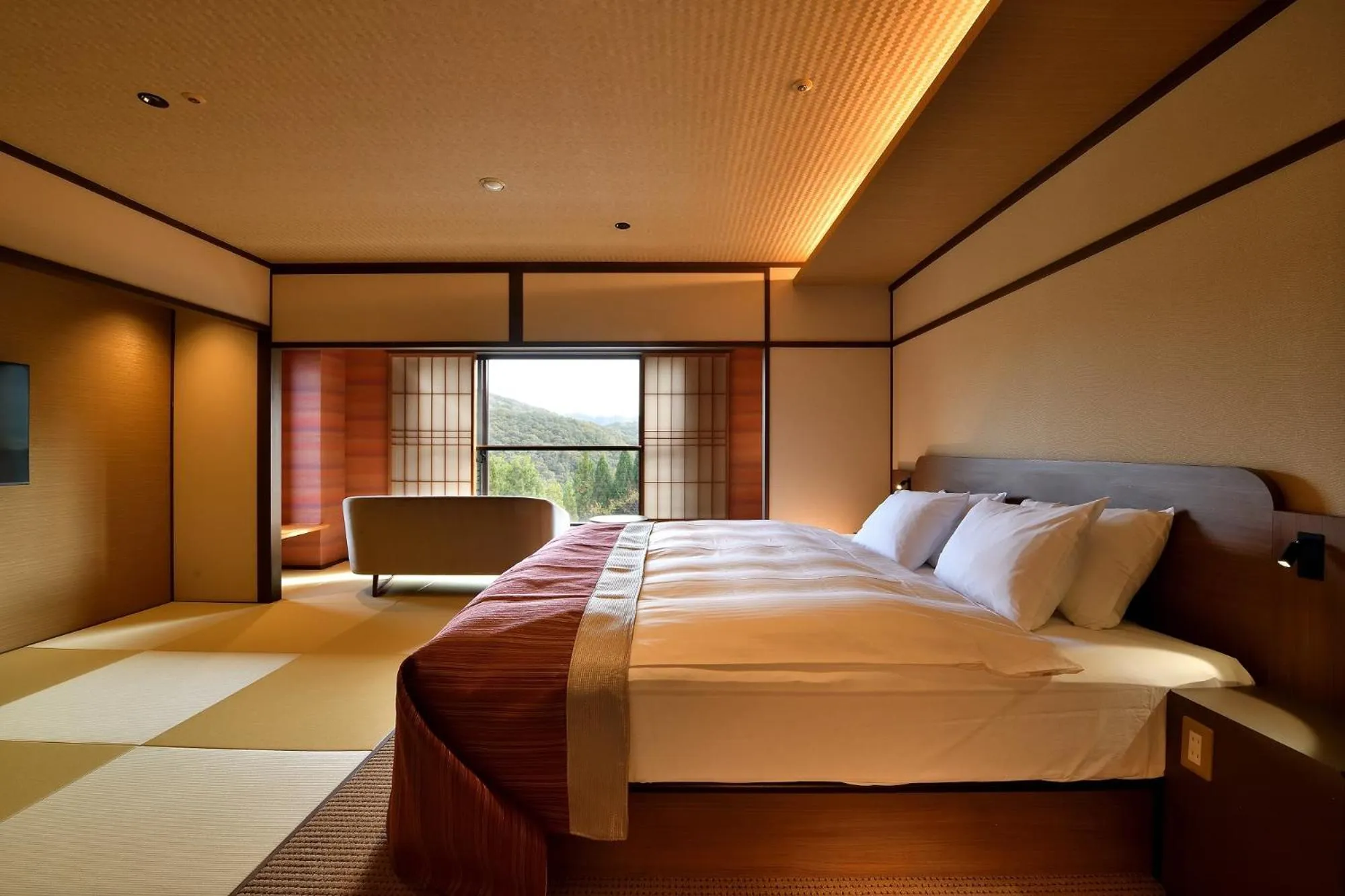 Photo of the whole room, Bed in Yunogo Onsen HOTEL YUNOMORI BISYUNKAKU