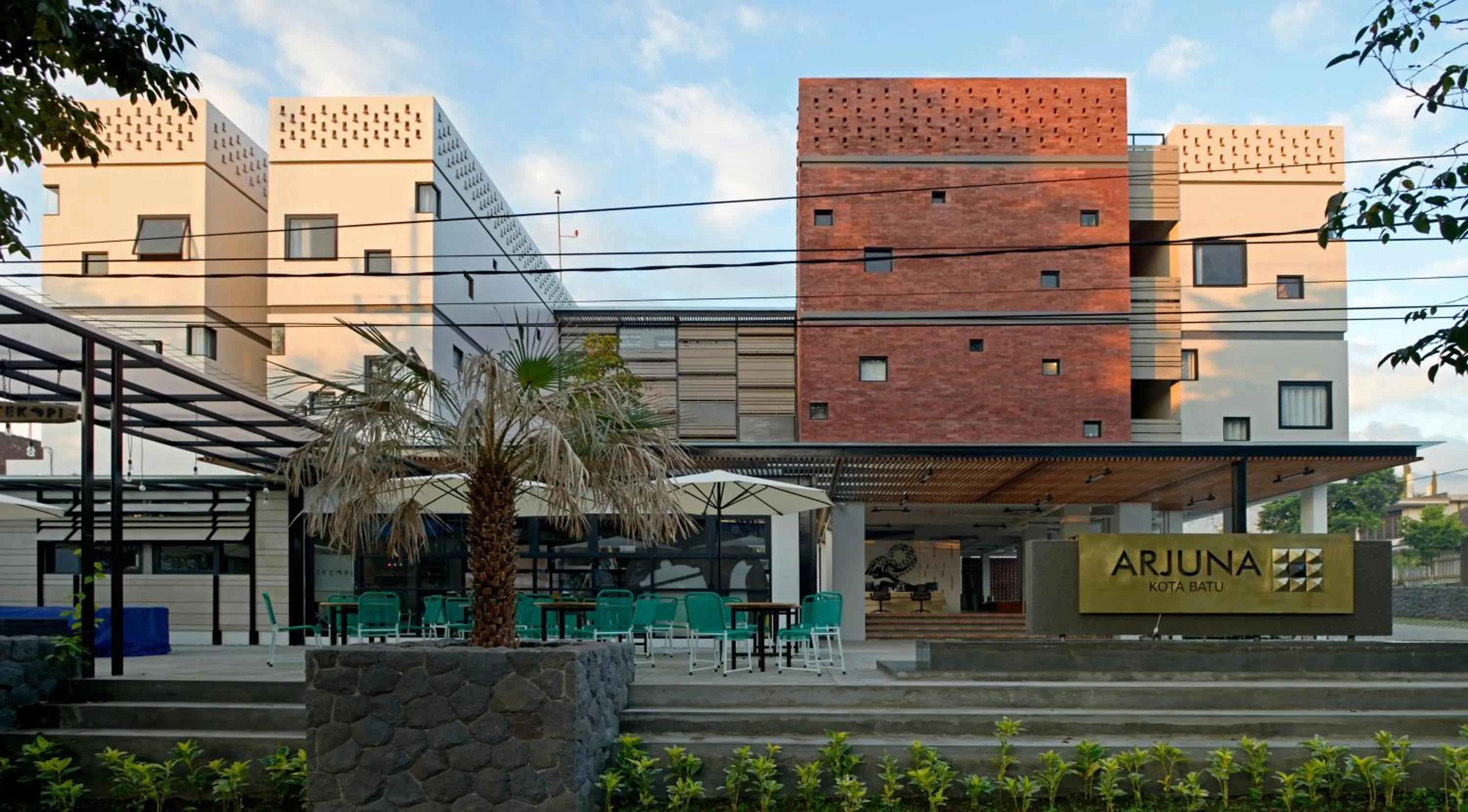 Facade/entrance in Arjuna Hotel Batu City