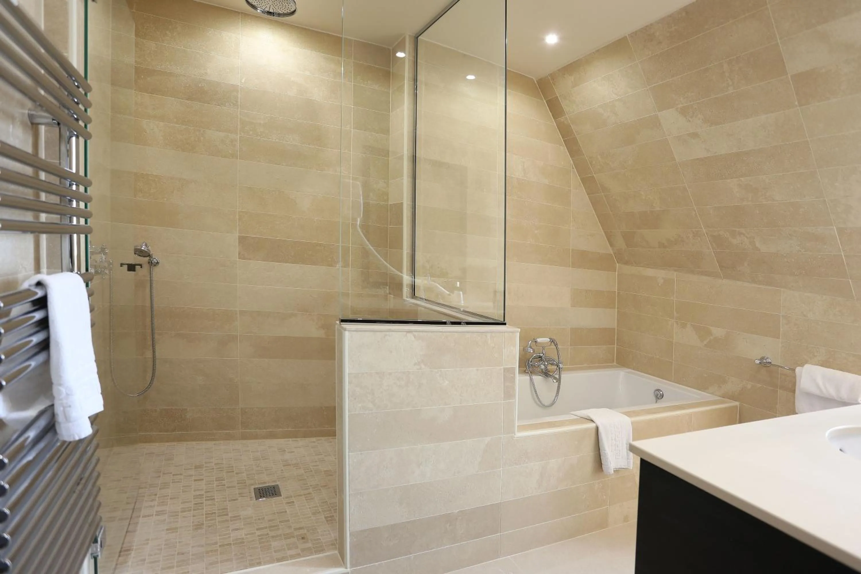 Shower in Hotel Saint-Louis Pigalle