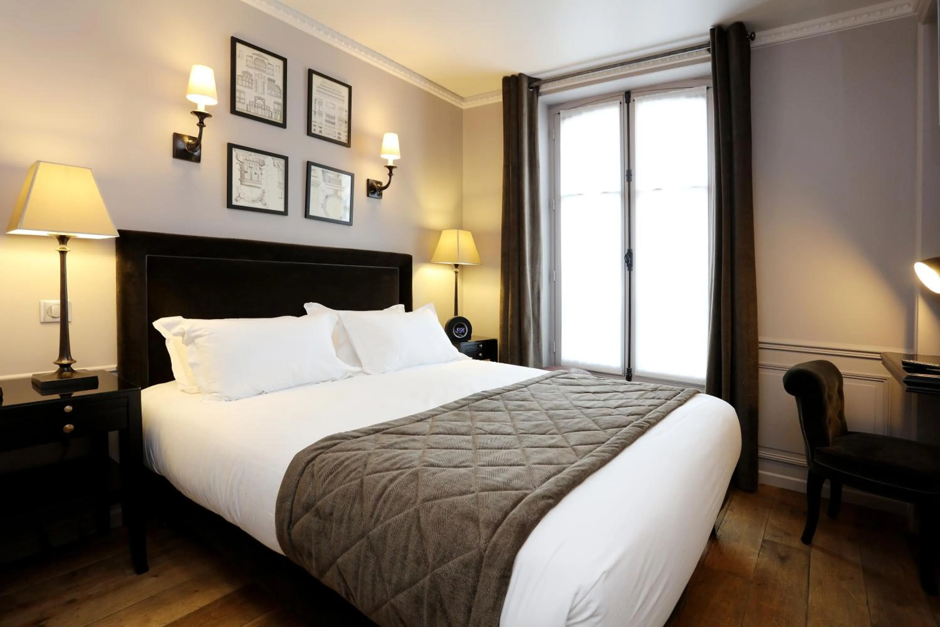 Bed in Hotel Saint-Louis Pigalle