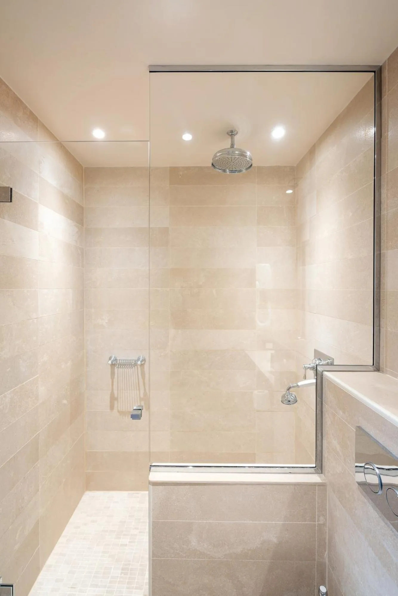 Shower in Hotel Saint-Louis Pigalle