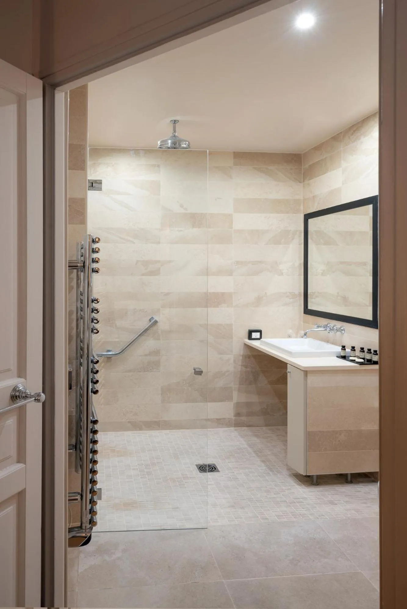 Shower in Hotel Saint-Louis Pigalle