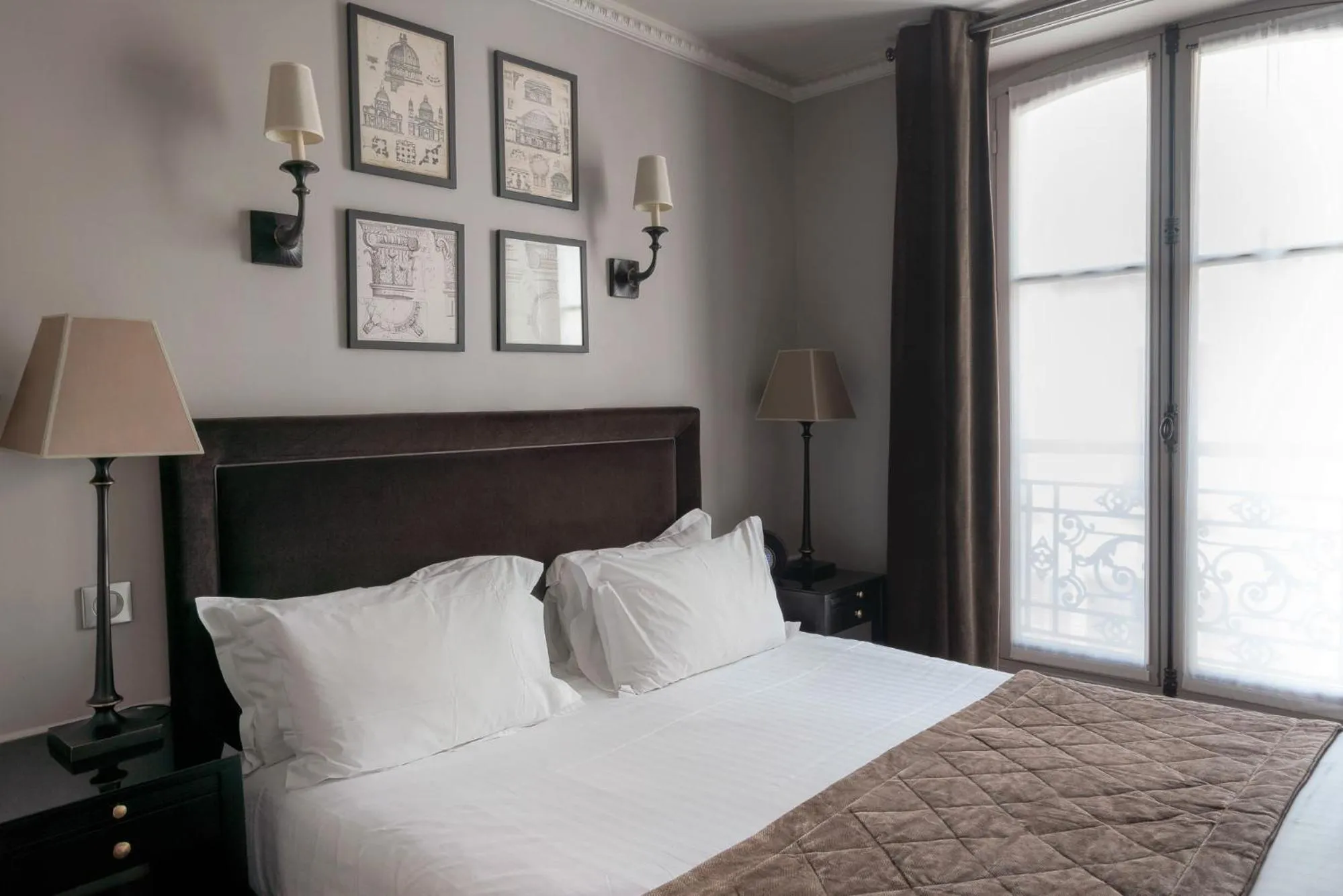 Bed in Hotel Saint-Louis Pigalle