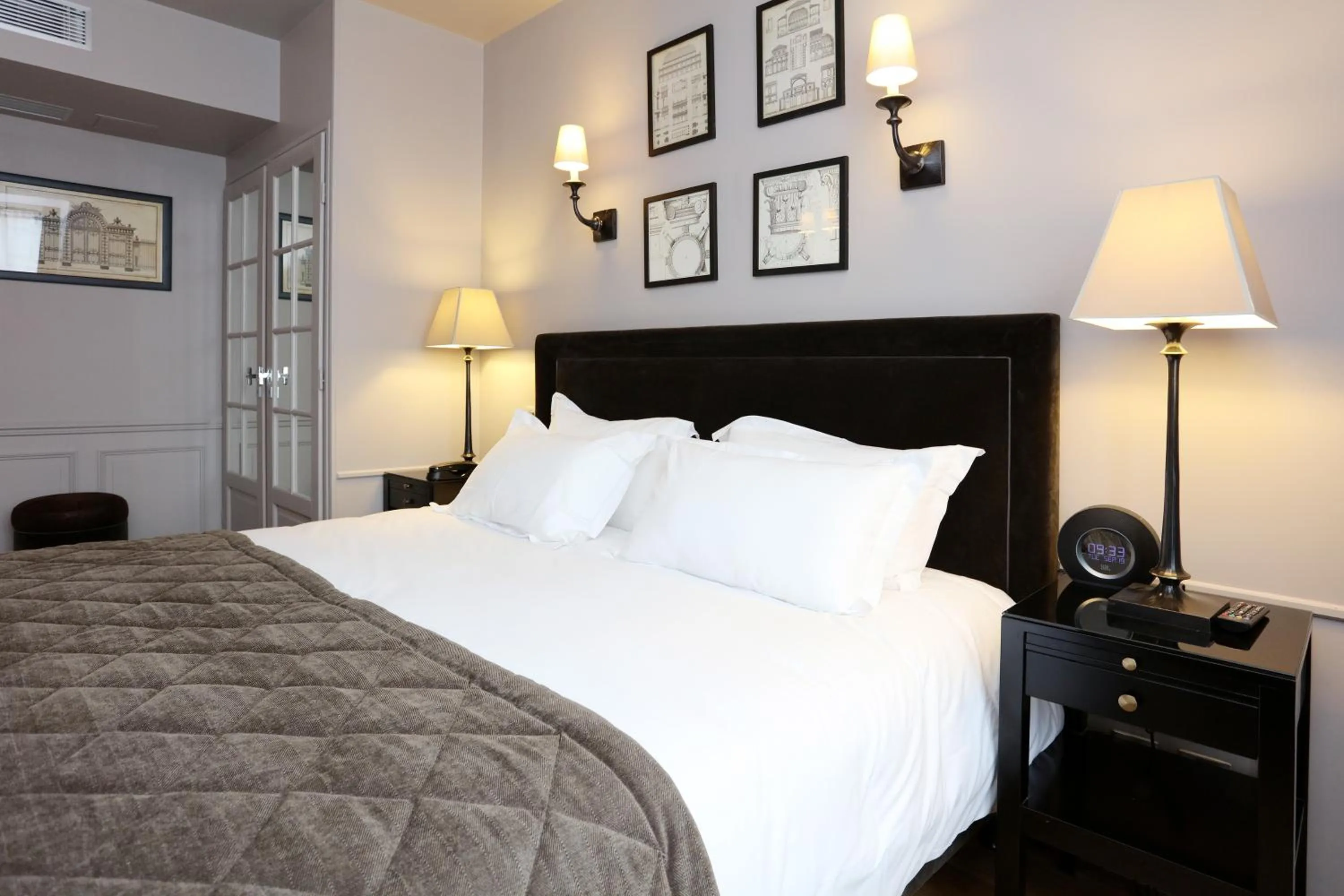 Bedroom, Bed in Hotel Saint-Louis Pigalle