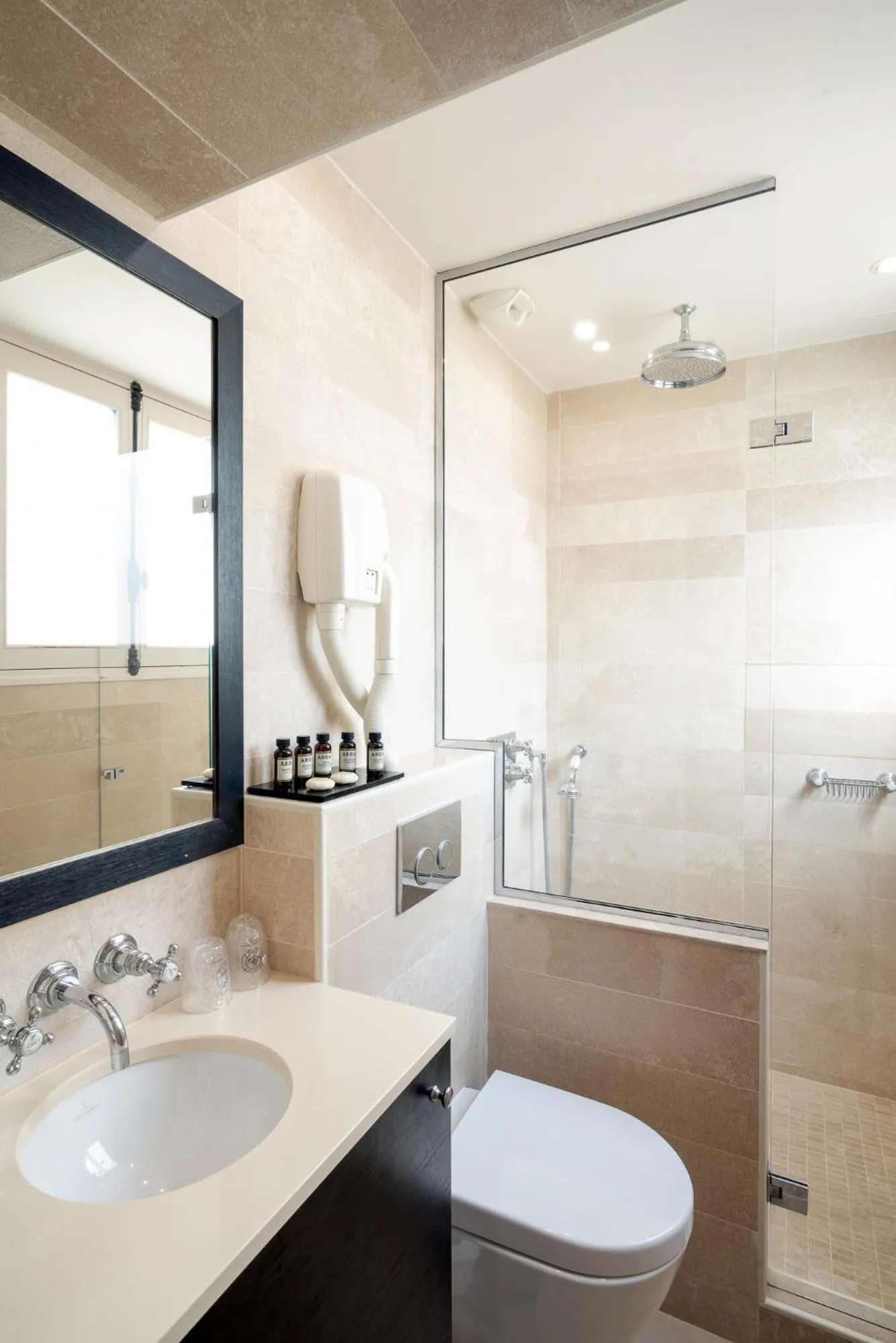 Shower in Hotel Saint-Louis Pigalle