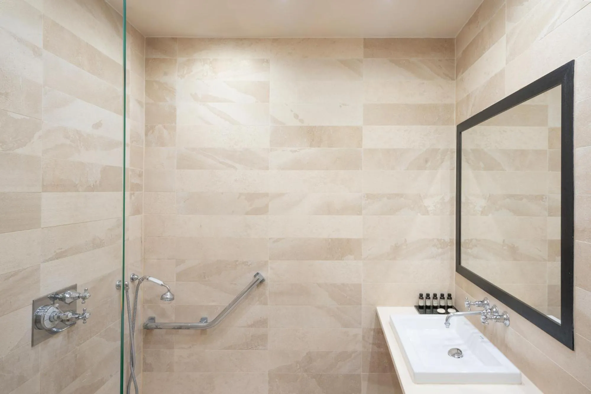 Shower in Hotel Saint-Louis Pigalle