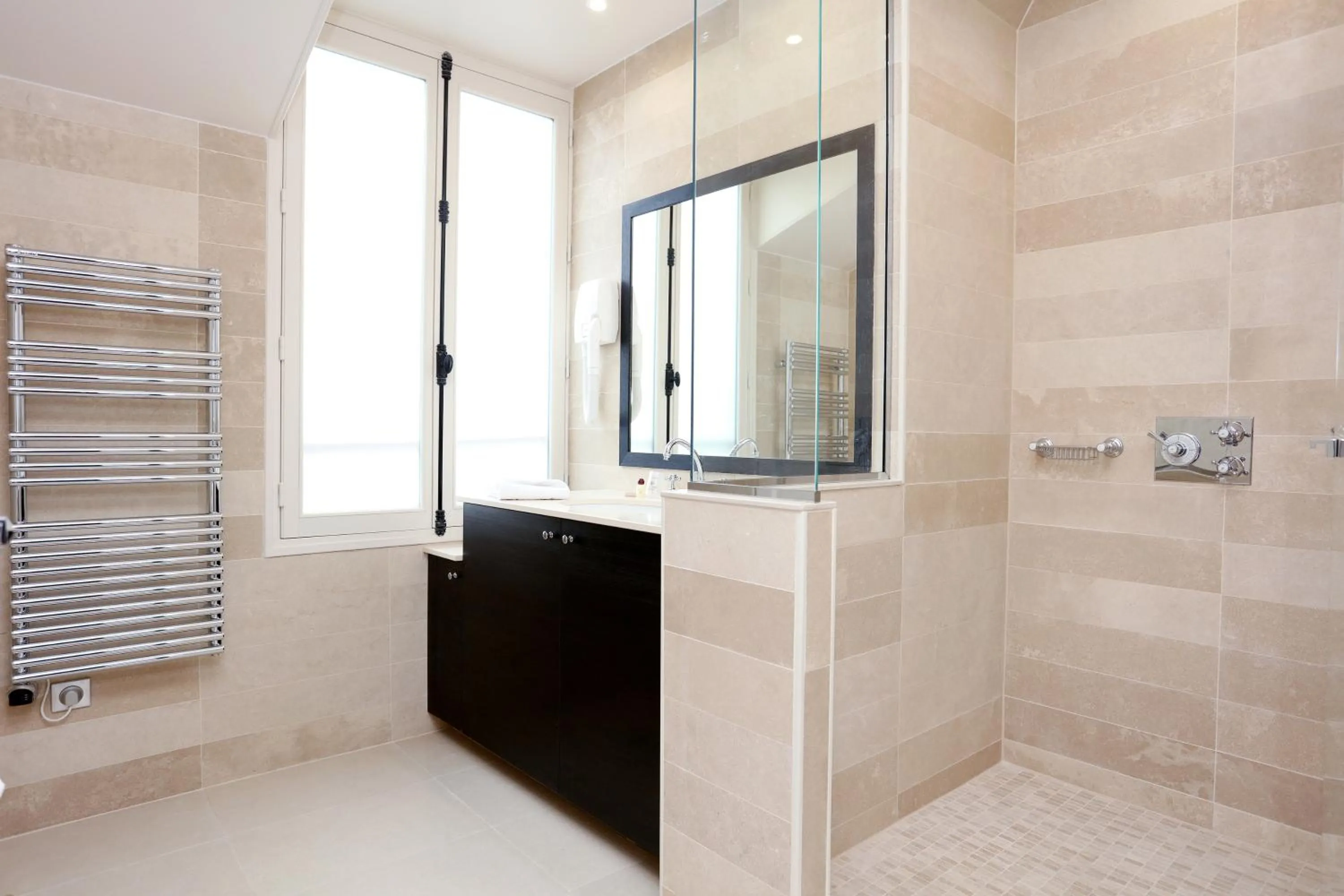 Shower in Hotel Saint-Louis Pigalle