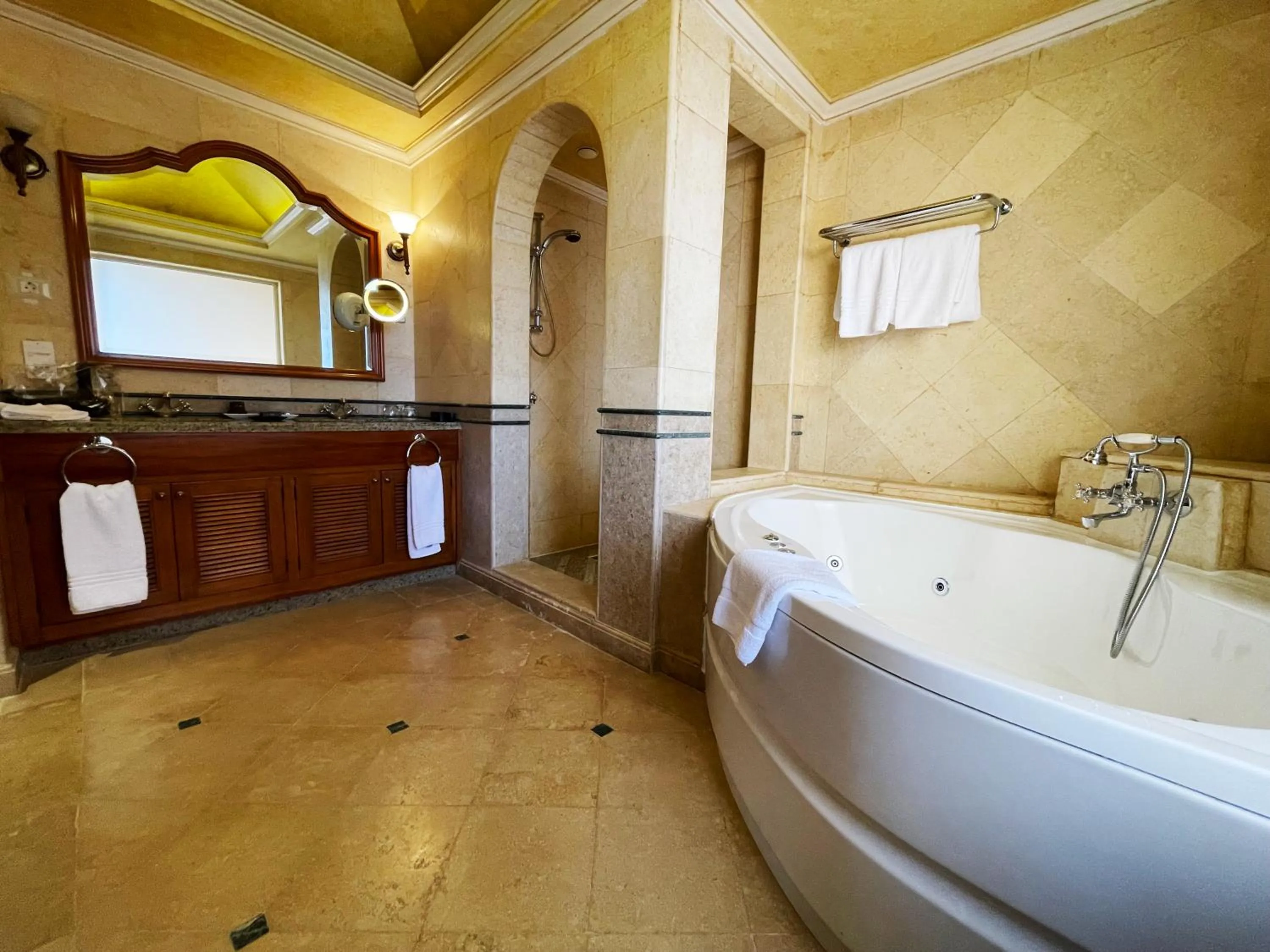 Hot Tub in The Cascades Golf Resort, Spa & Thalasso