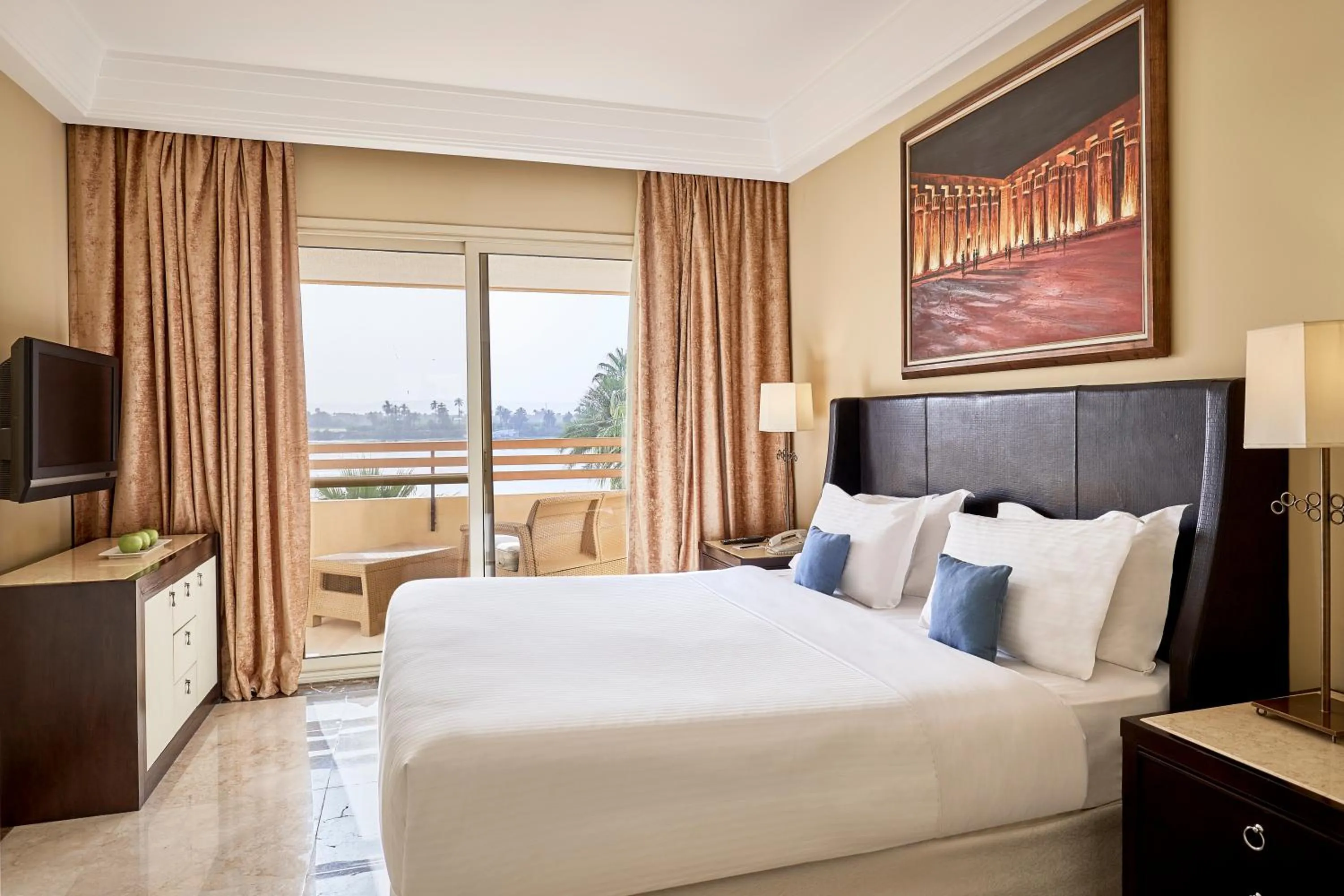 Property building, Bed in Steigenberger Resort Achti