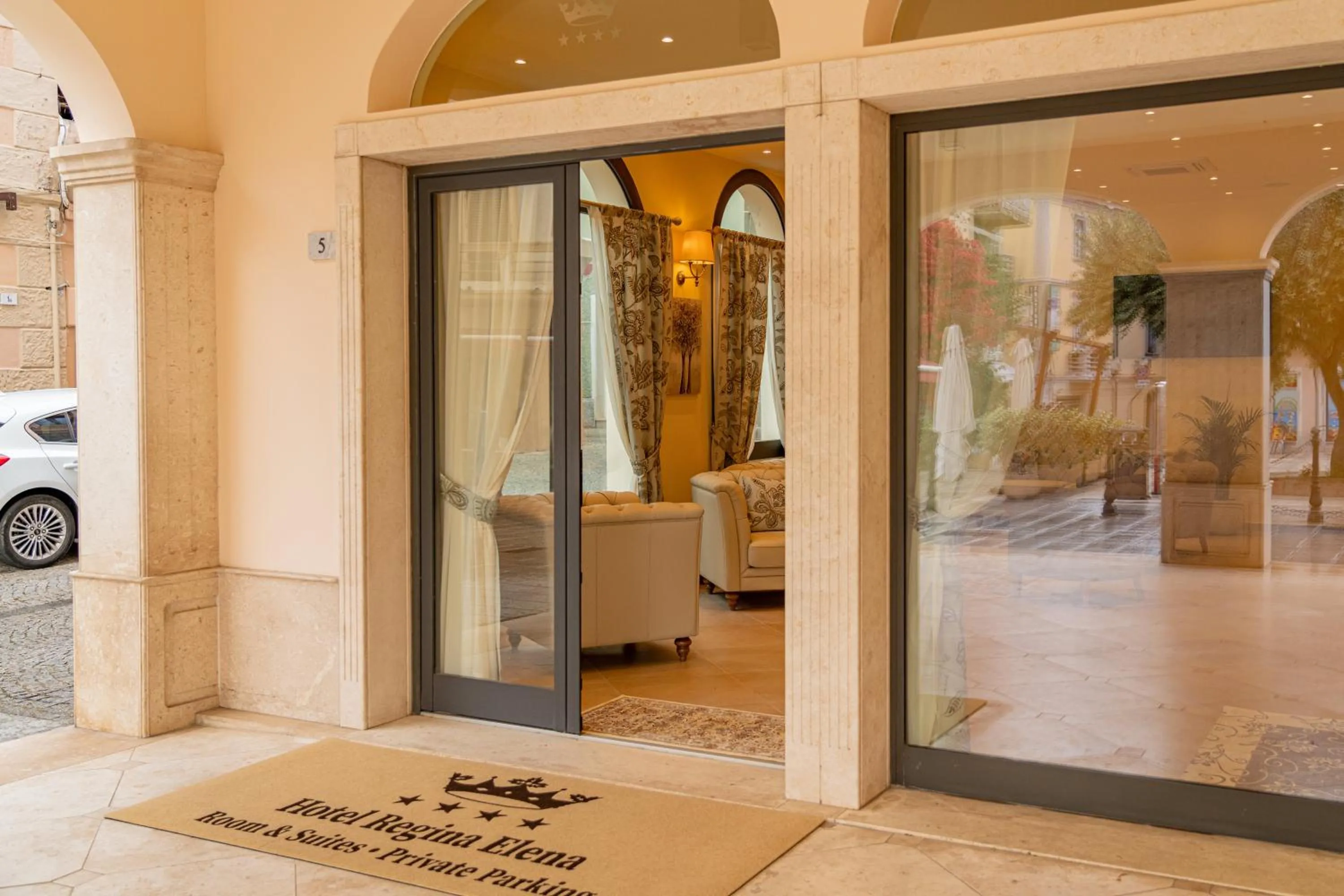 Facade/entrance in Hotel Regina Elena