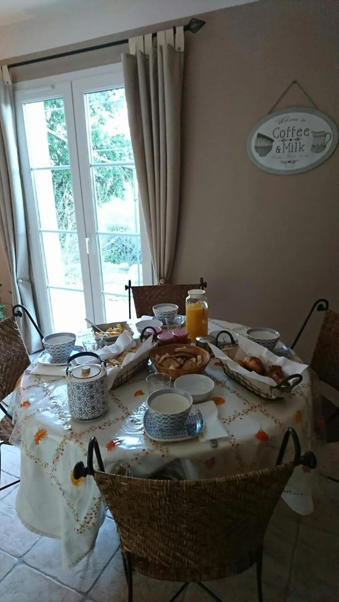 Dining area in B&B La Boissière Et Le Vialat