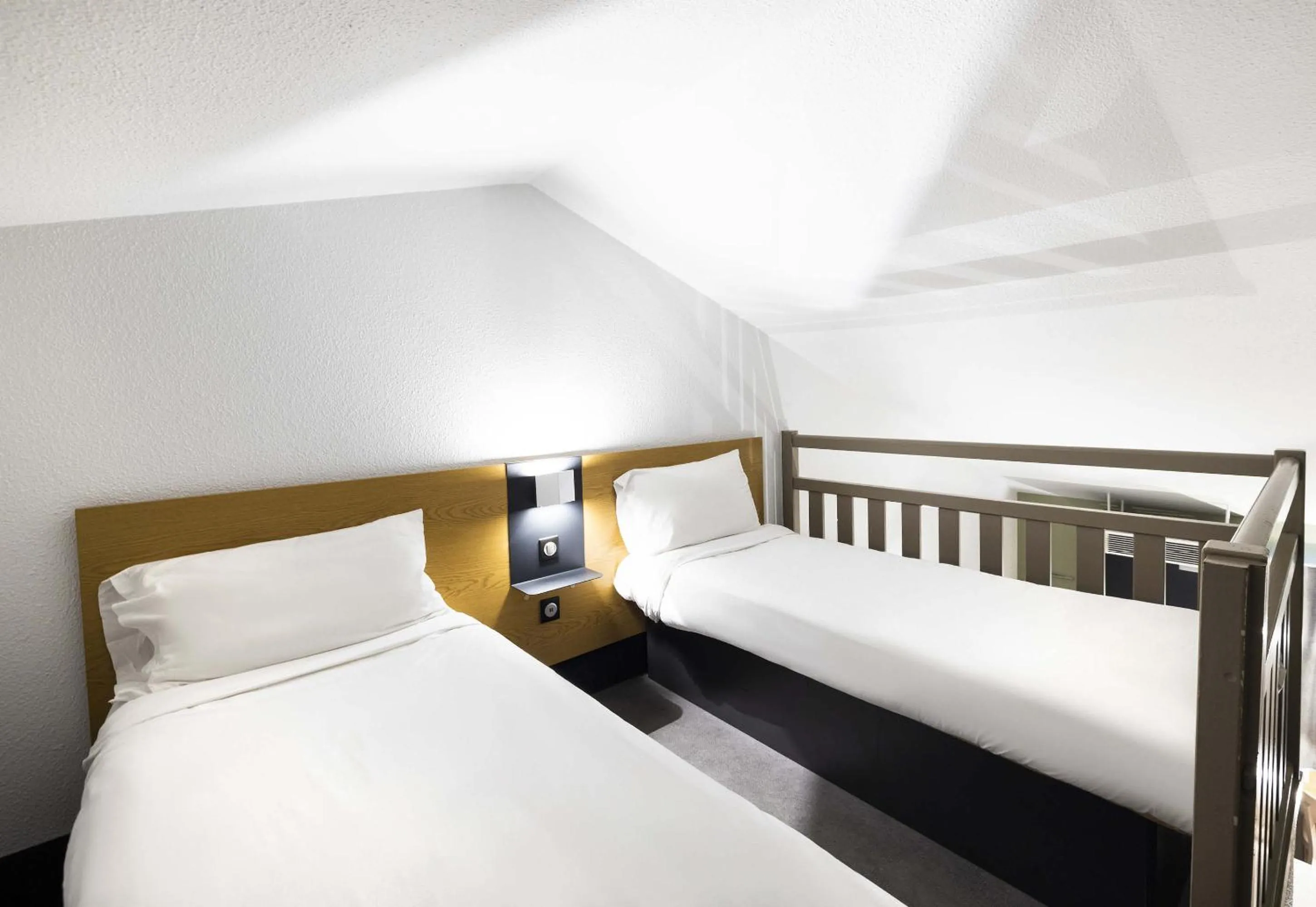 Bedroom, Bed in B&B HOTEL Perpignan Sud Porte d'Espagne