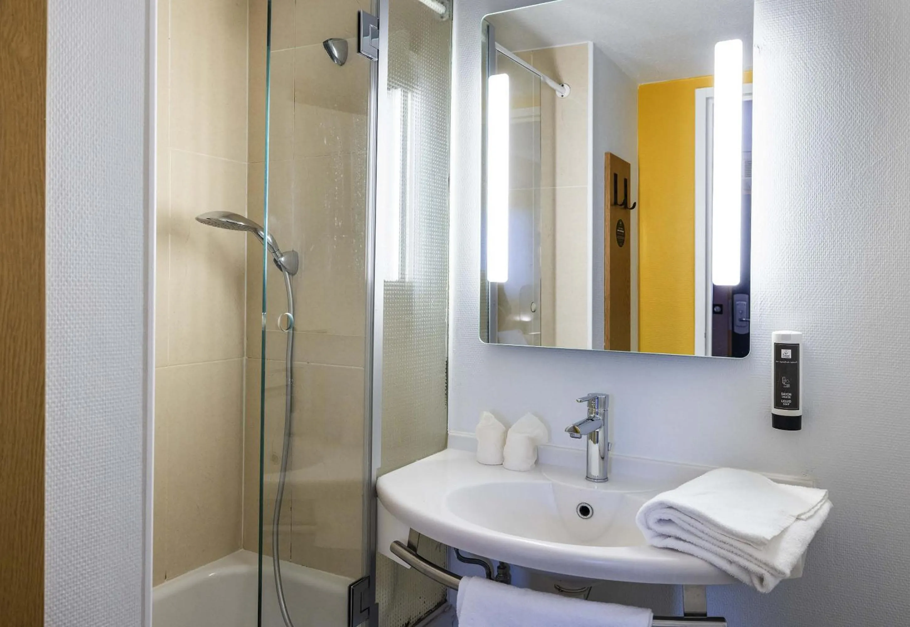 Bathroom in B&B HOTEL Perpignan Sud Porte d'Espagne