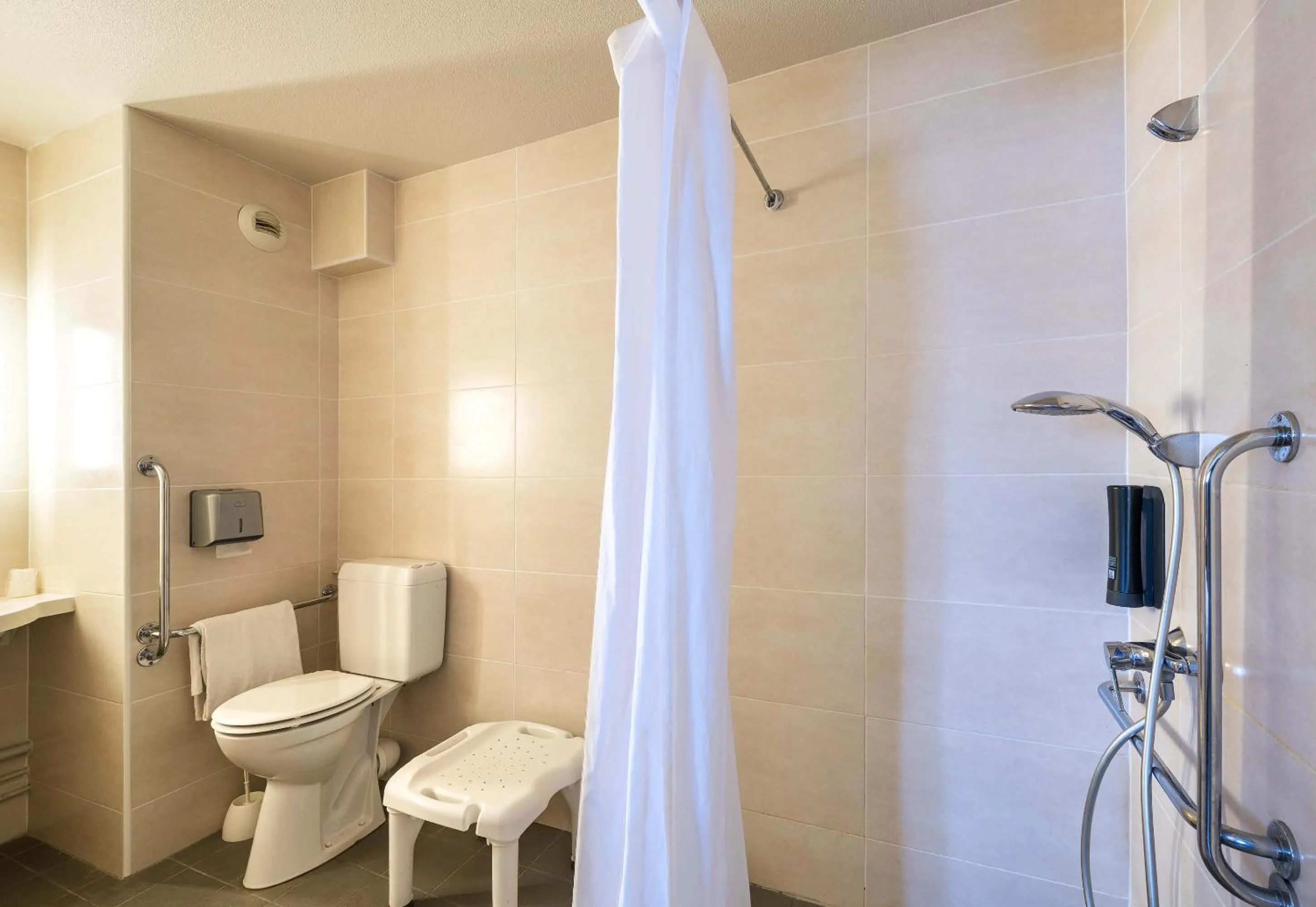 Bathroom in B&B HOTEL Angers 1 Beaucouzé