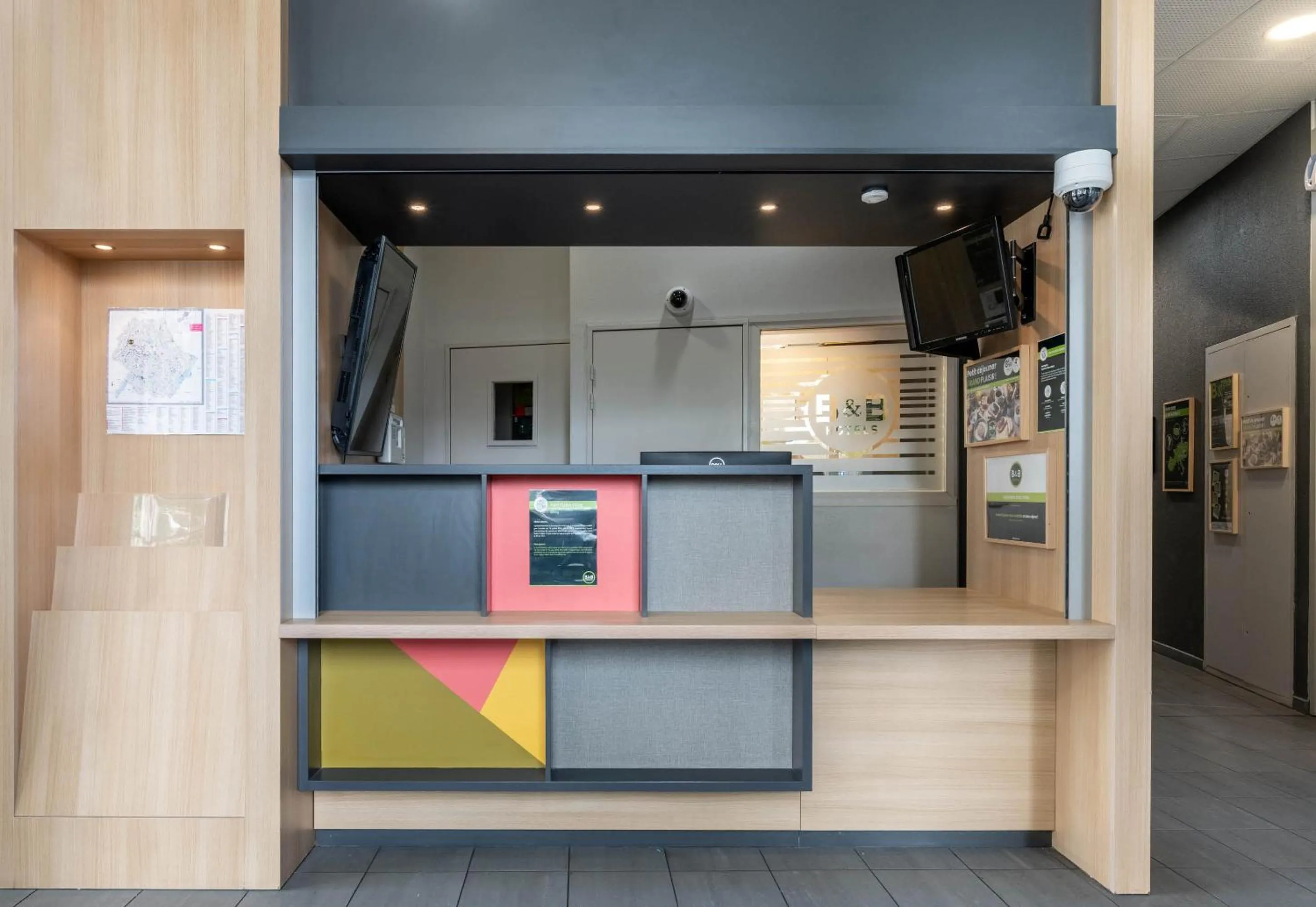 Lobby or reception in B&B HOTEL Lille Roubaix Campus Gare