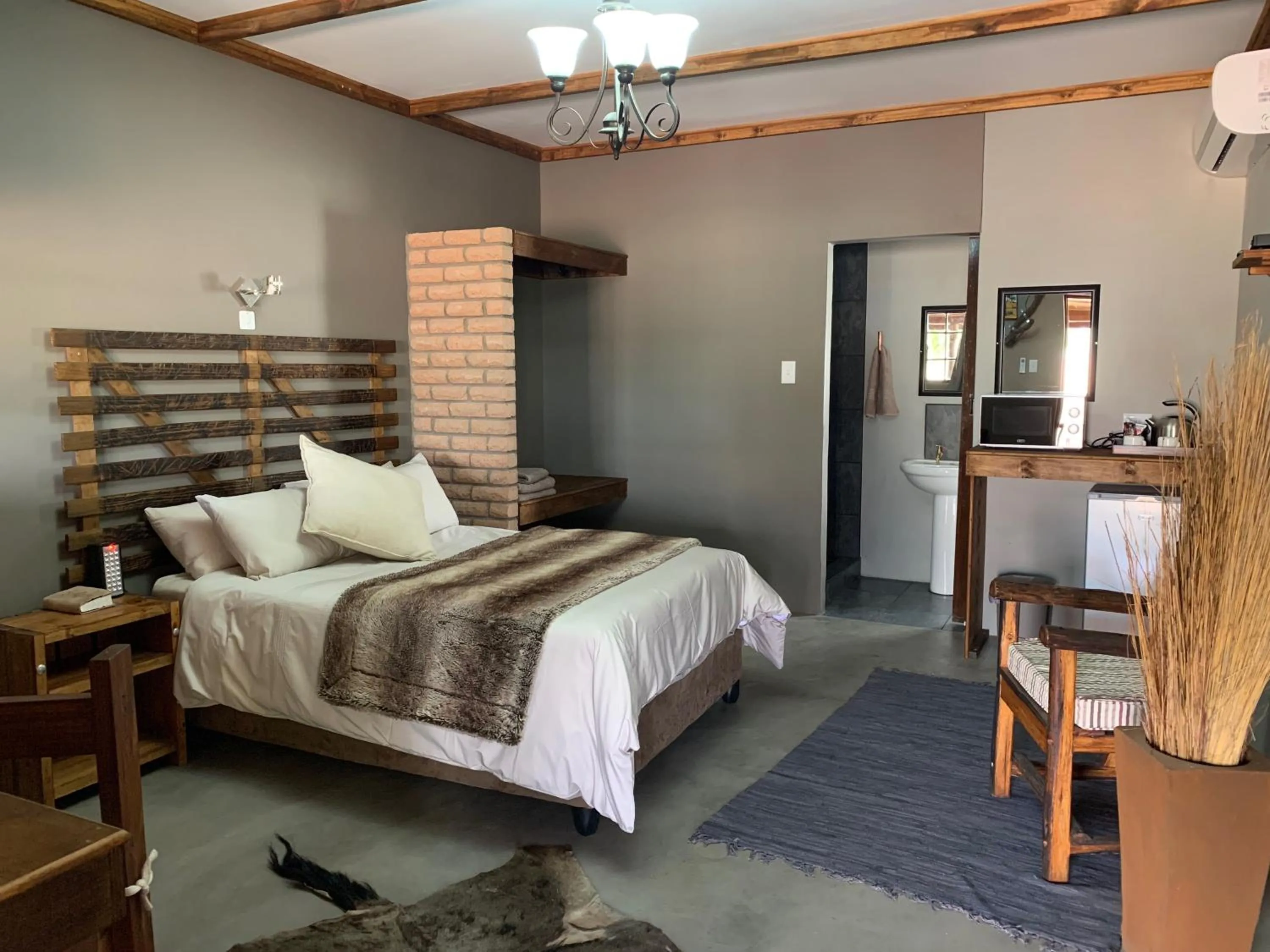 Bedroom, Bed in Country Lodge