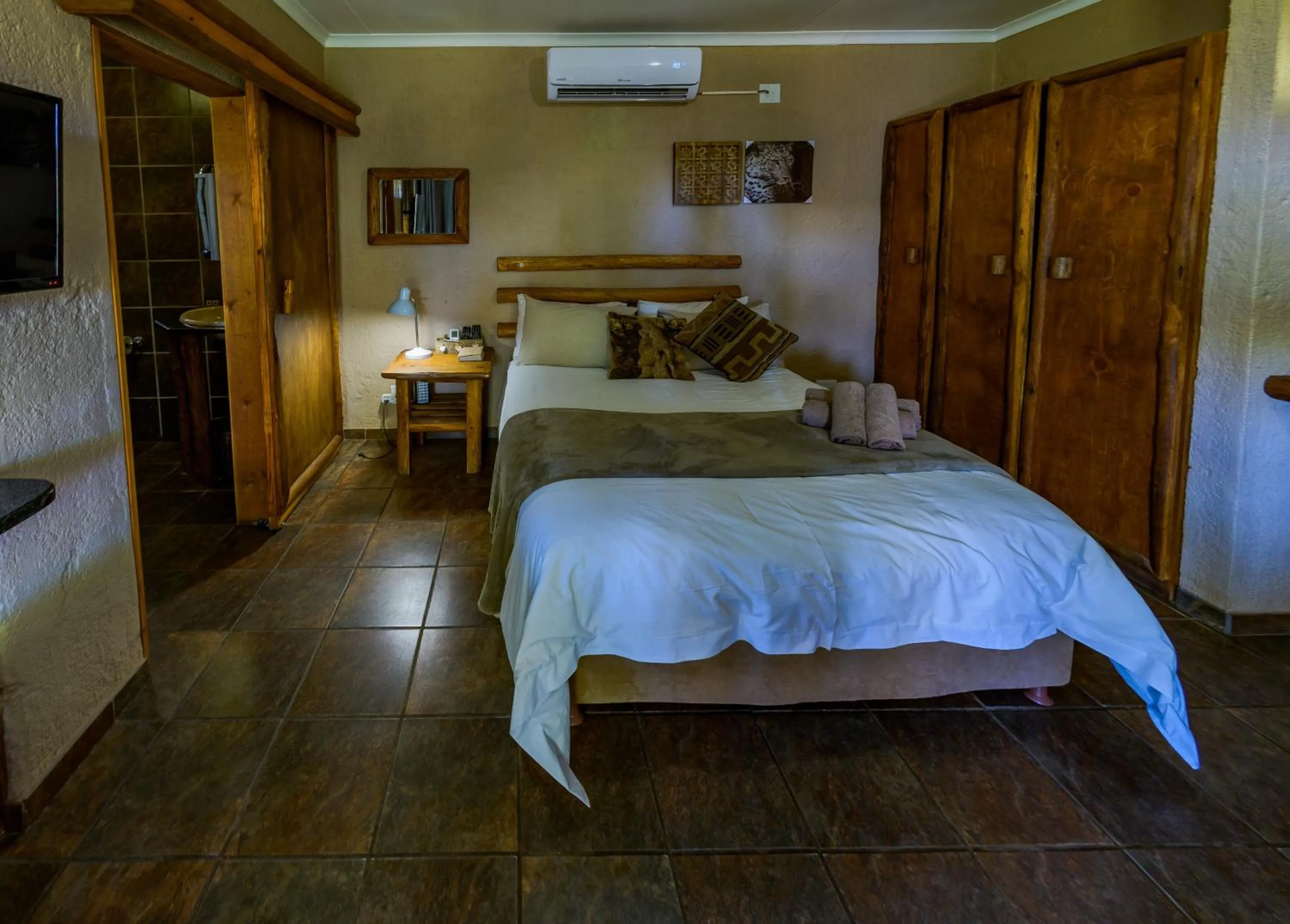 Bedroom, Bed in Country Lodge