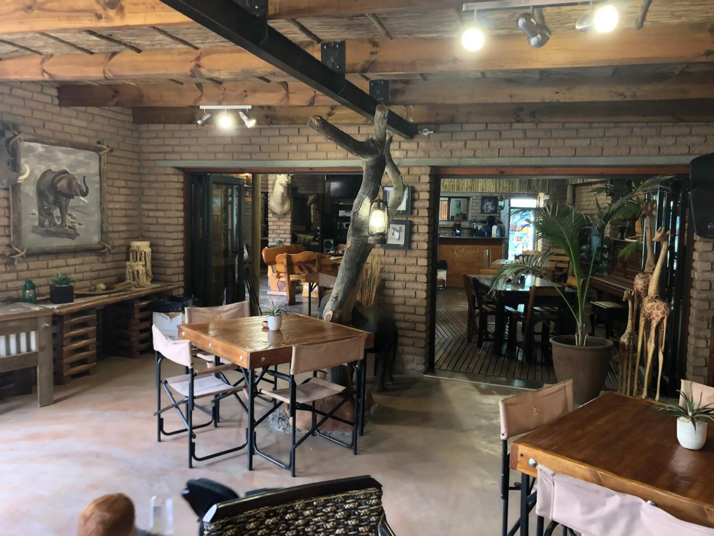 Restaurant/places to eat in Country Lodge