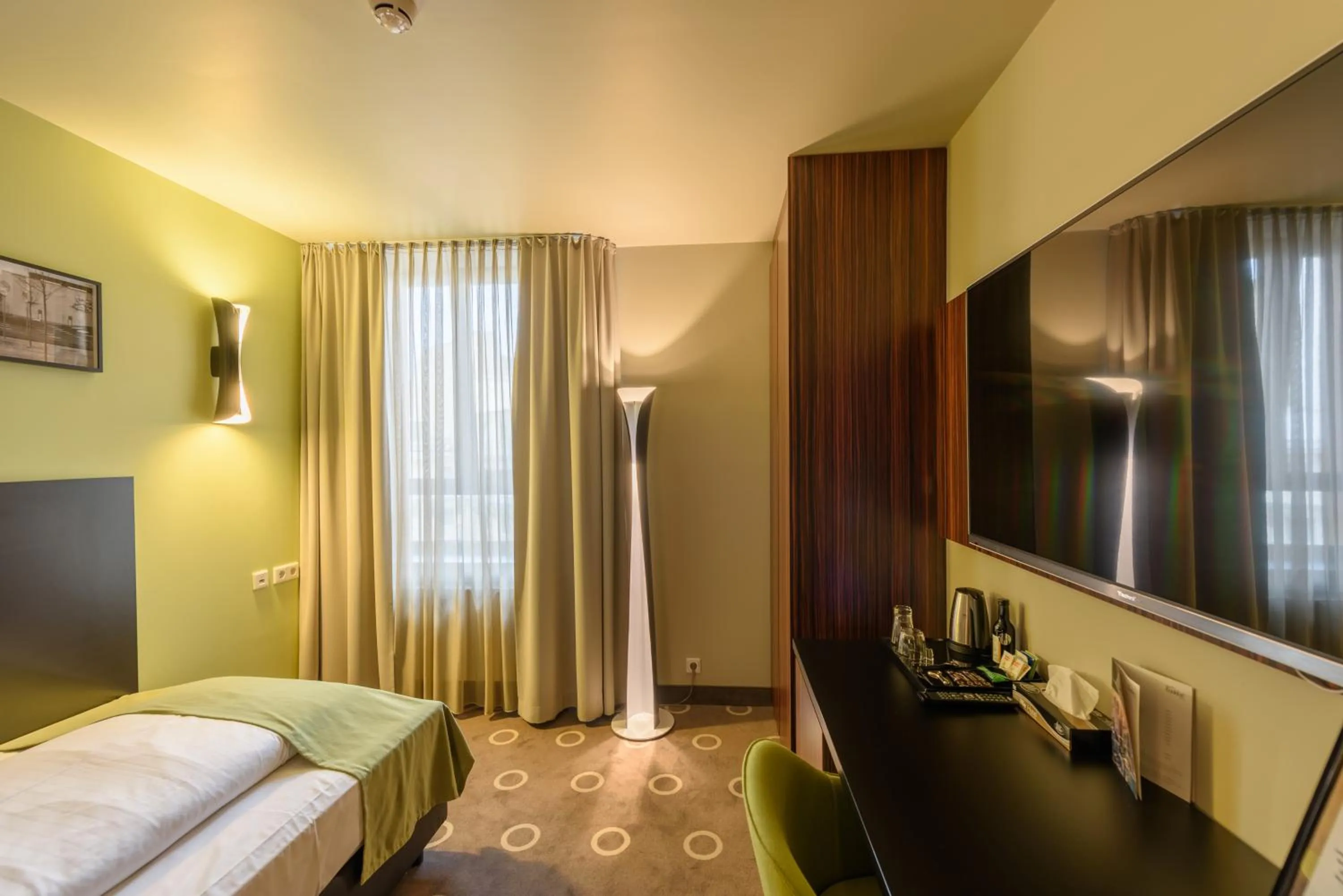 Photo of the whole room, Bed in The Frankfurt