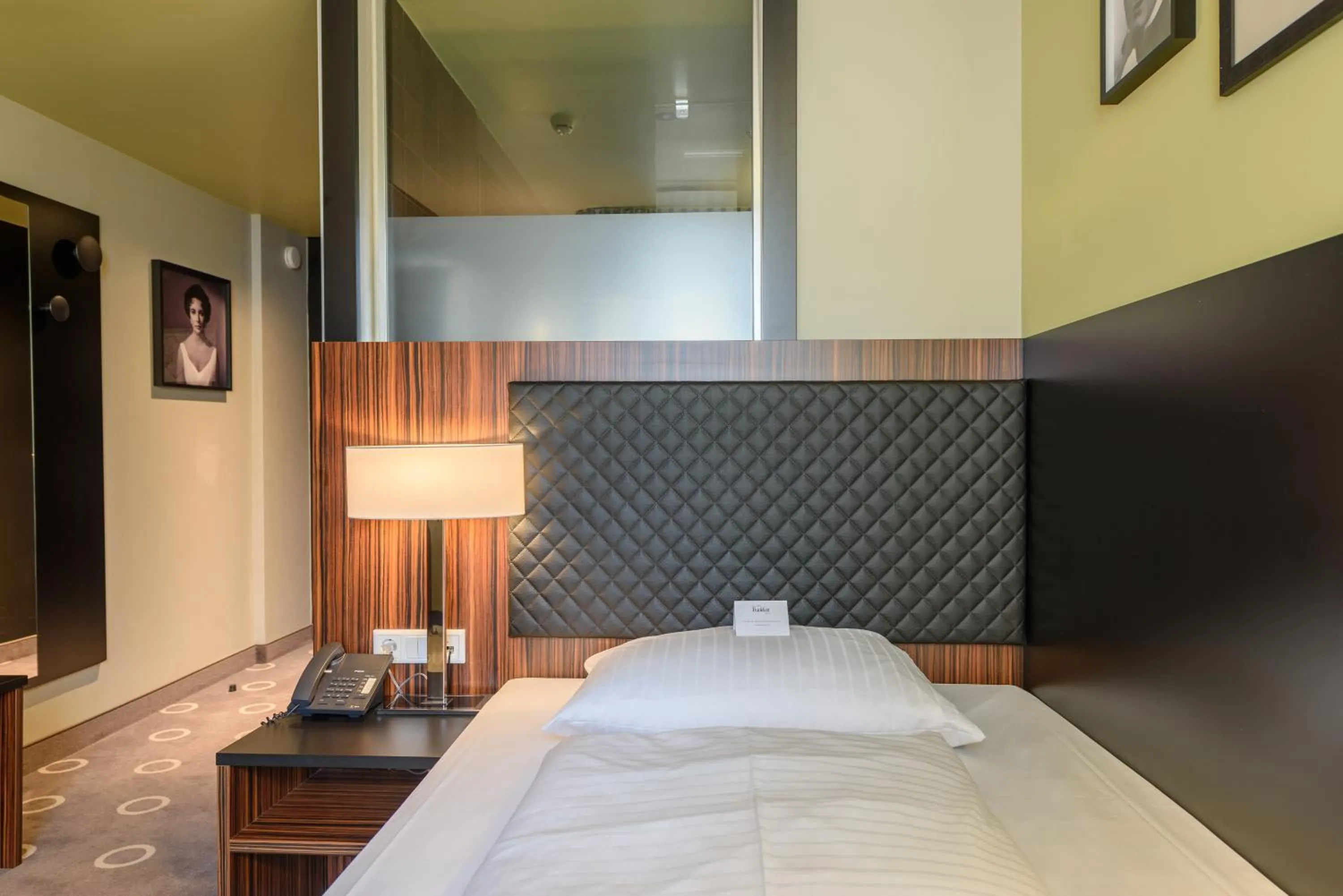 Photo of the whole room, Bed in The Frankfurt