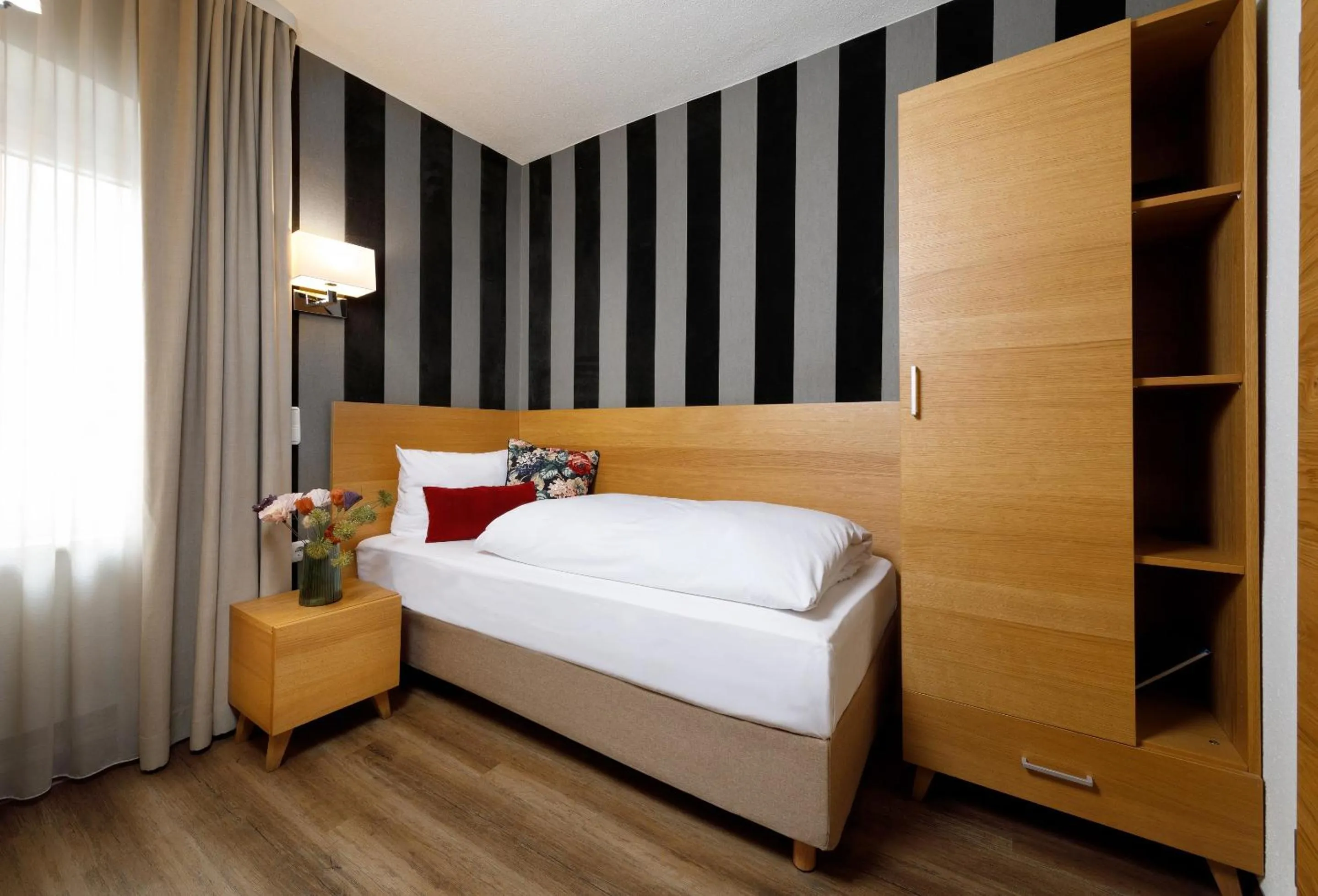 Photo of the whole room, Bed in Hotel am Peterstor