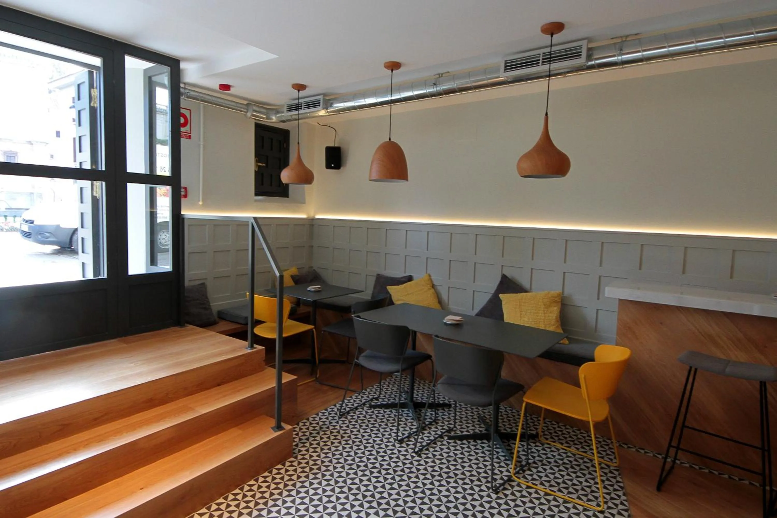 Restaurant/places to eat in H Complutum