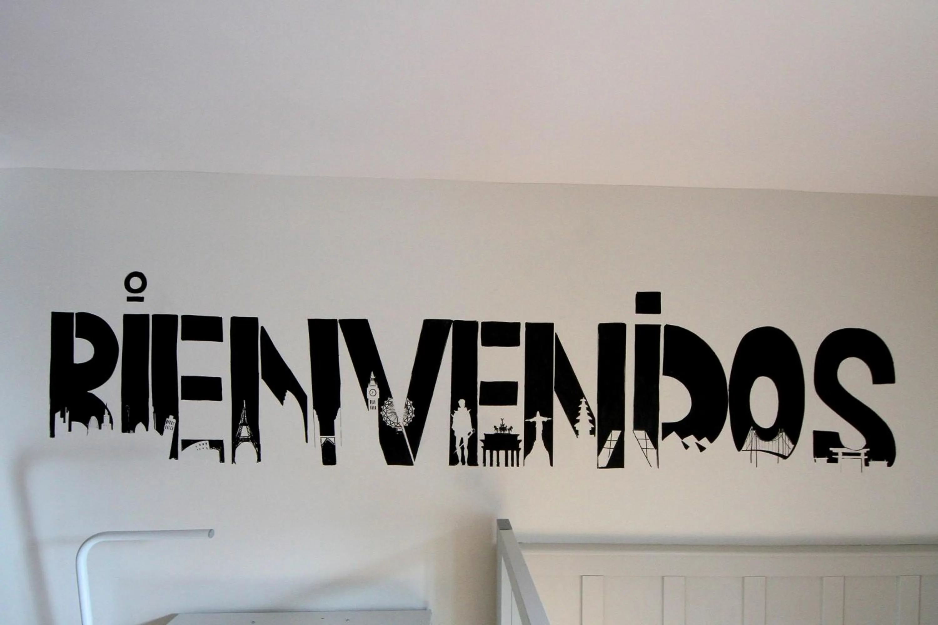 Property logo or sign in H Complutum