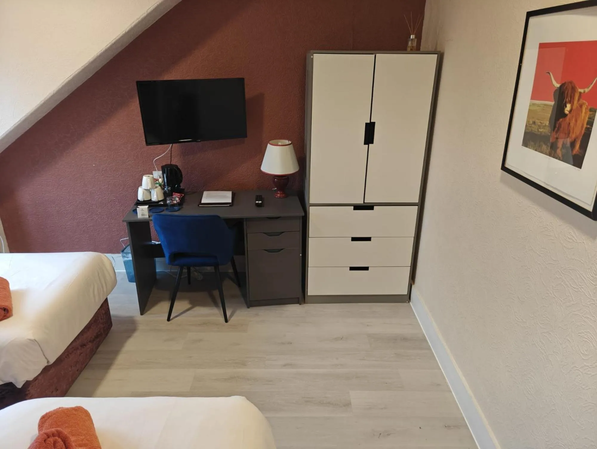 wardrobe, Bed in The Jays Guest House