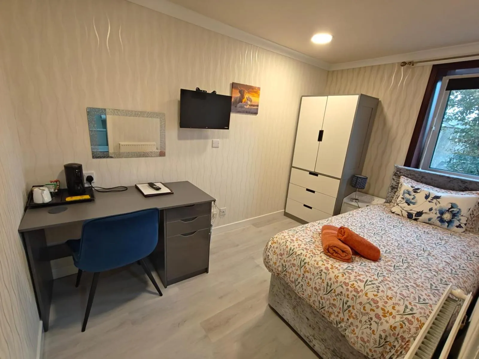 Bedroom, Bed in The Jays Guest House