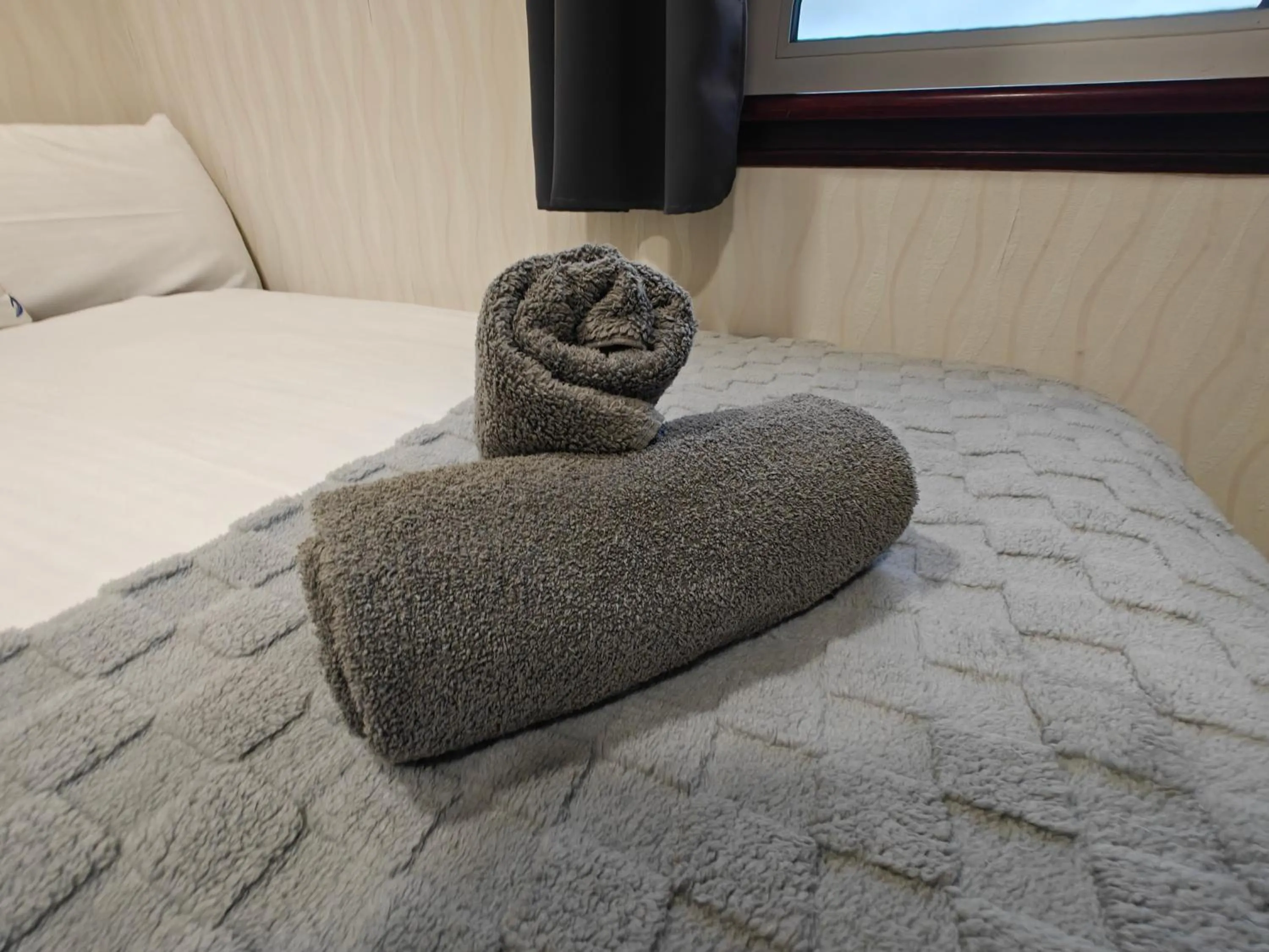 towels, Bed in The Jays Guest House