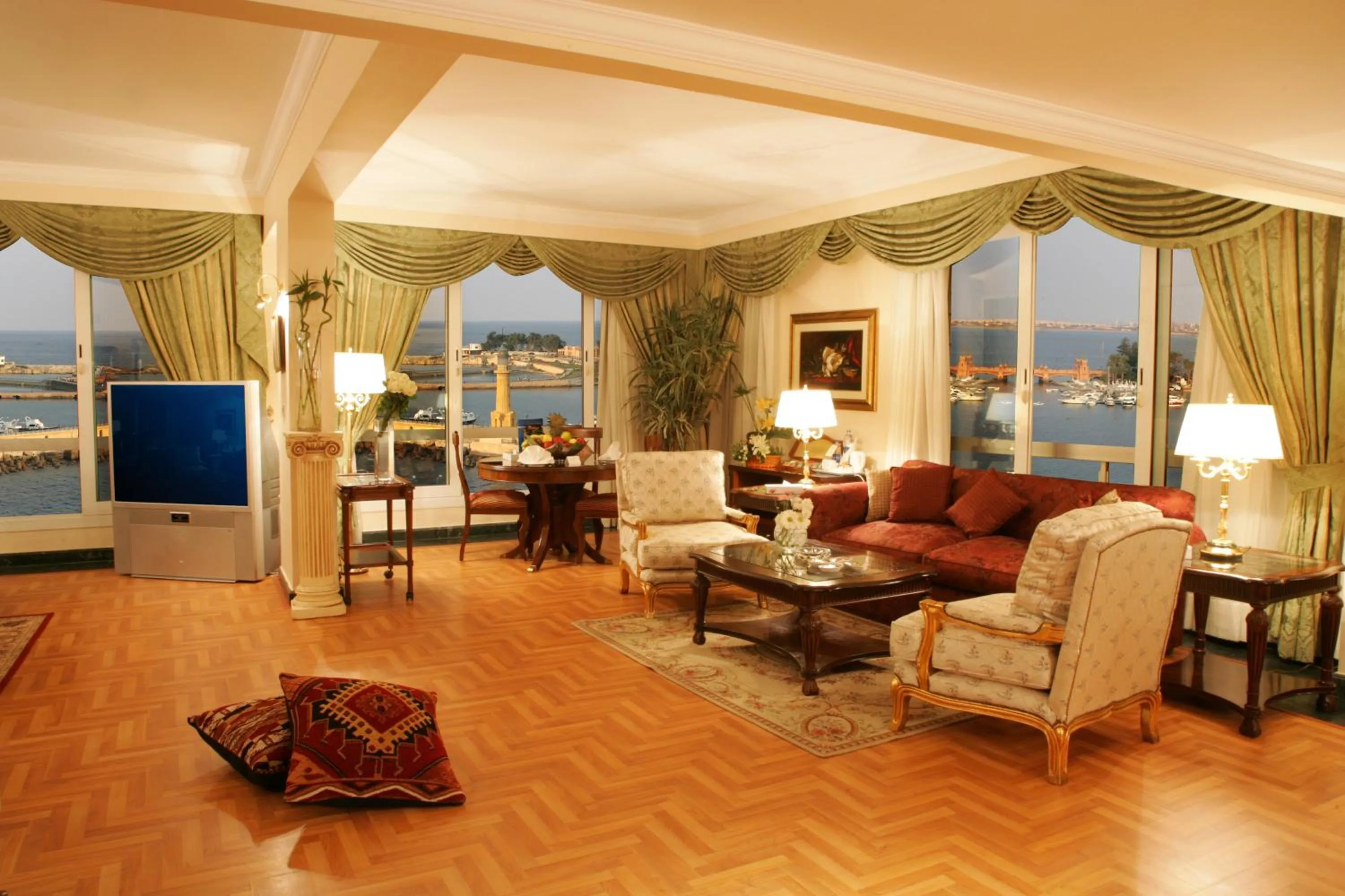 Living room in Helnan Royal Palestine Hotel - Montazah Gardens