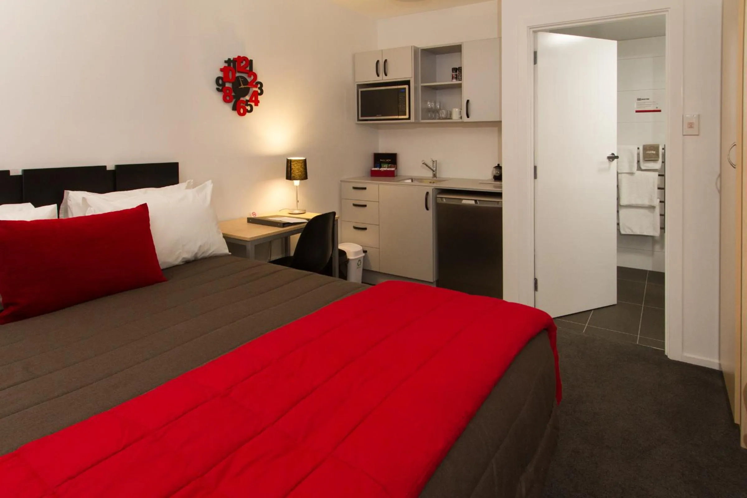 Photo of the whole room, Bed in 538 Great King Motel