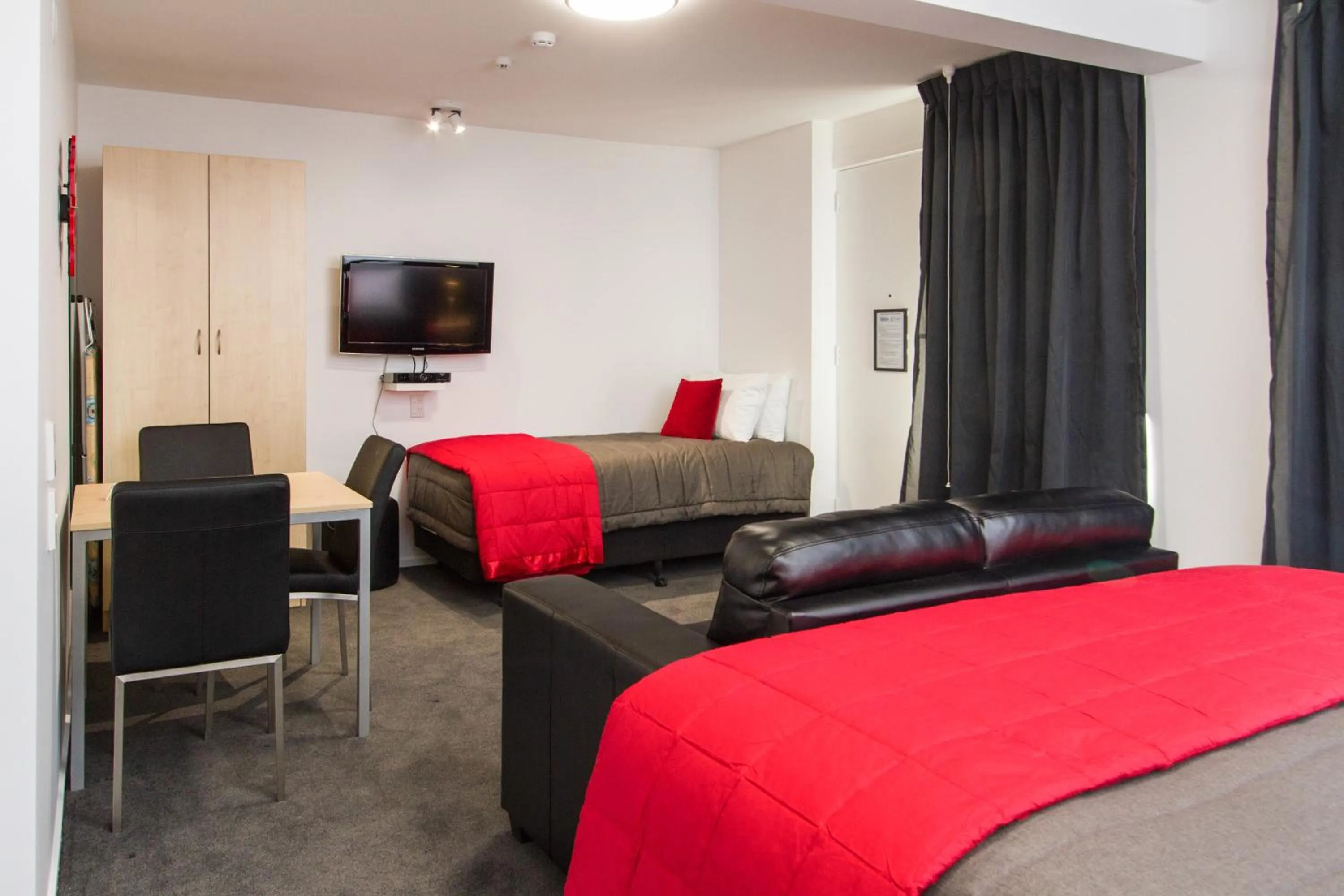 Photo of the whole room, Bed in 538 Great King Motel