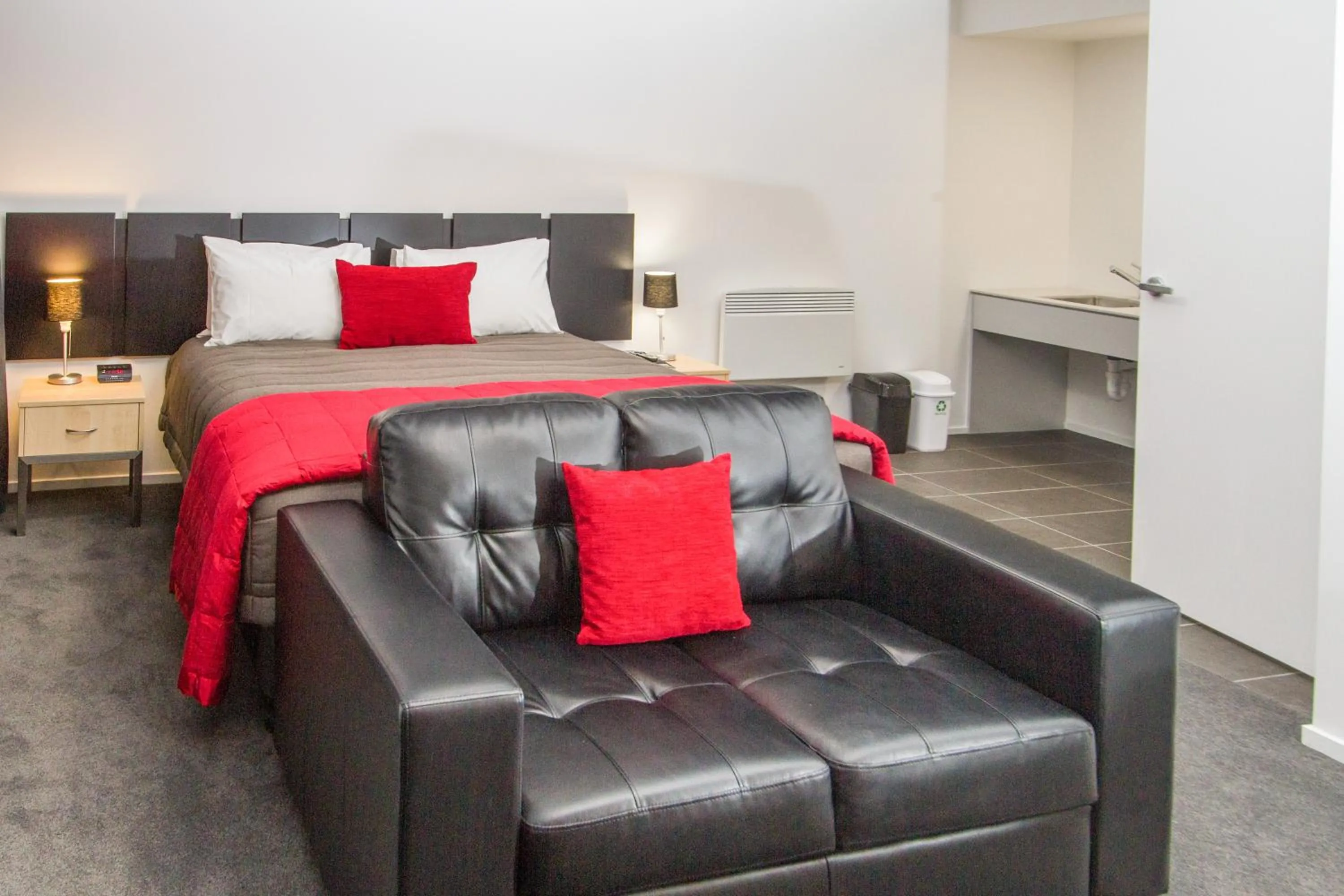 Photo of the whole room, Bed in 538 Great King Motel