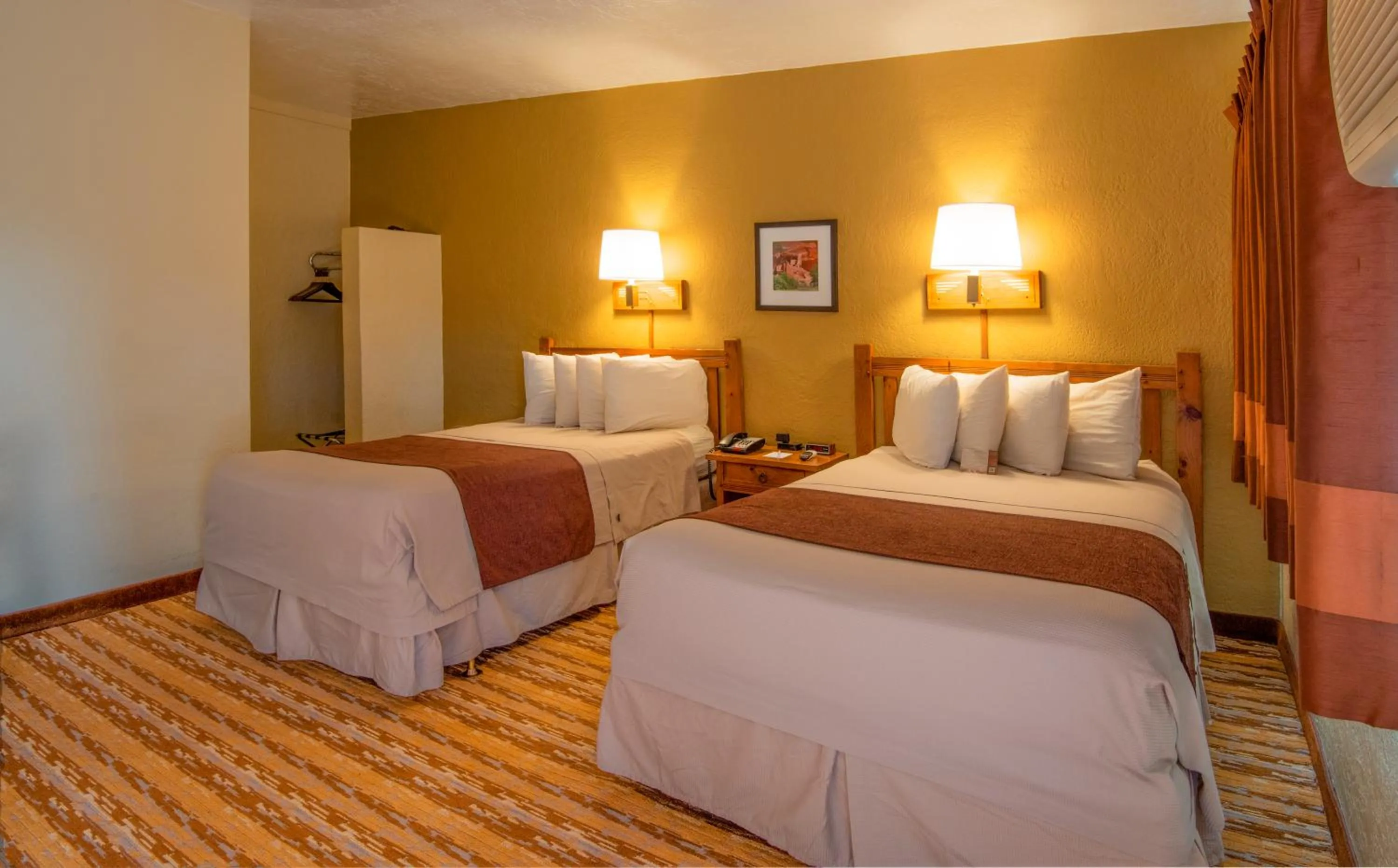 Bedroom, Bed in Thunderbird Lodge