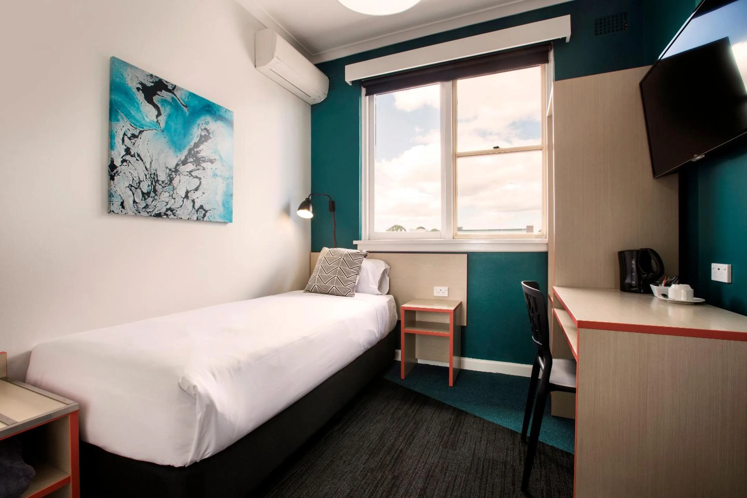 Photo of the whole room, Bed in Greenacre Hotel