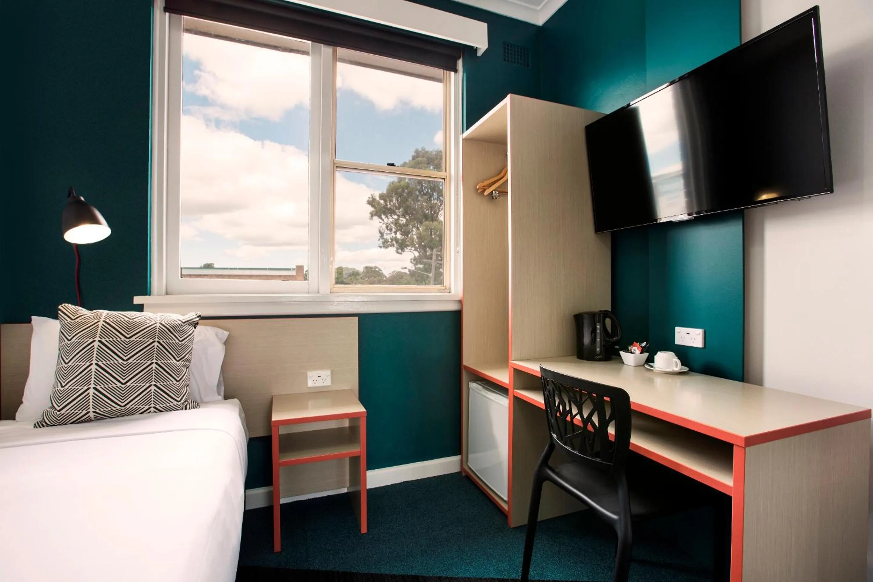 Photo of the whole room, Bed in Greenacre Hotel