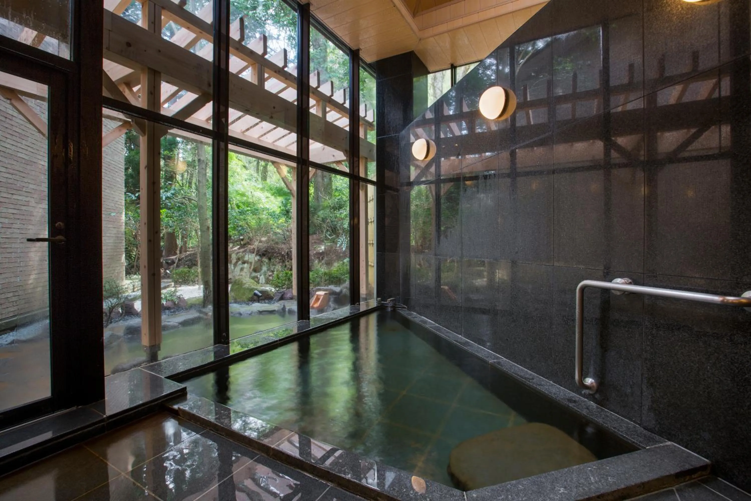 Hot Spring Bath in Hakone Kowakien Miyamafurin