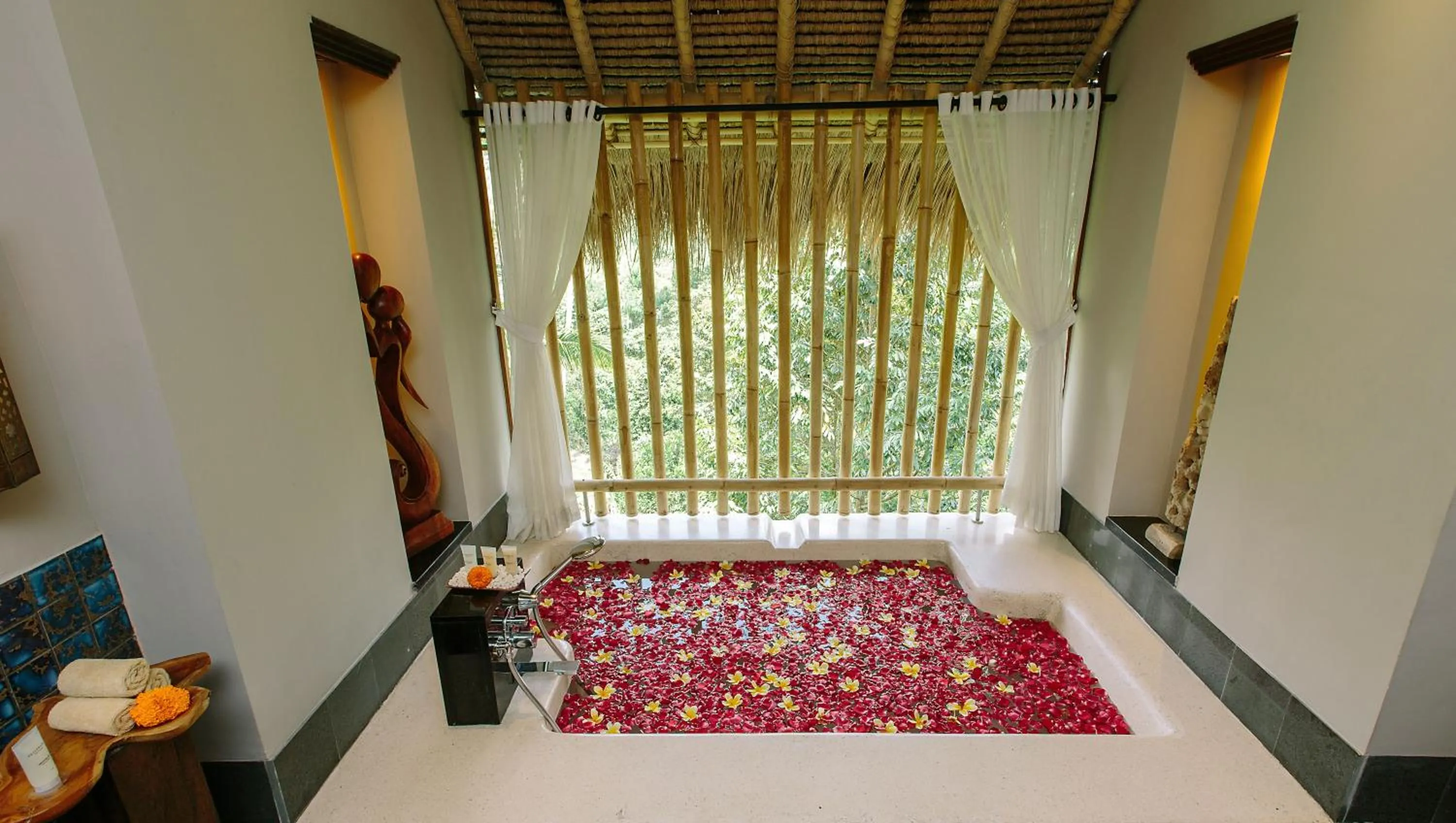 Hot Tub, Bed in Tejaprana Resort & Spa