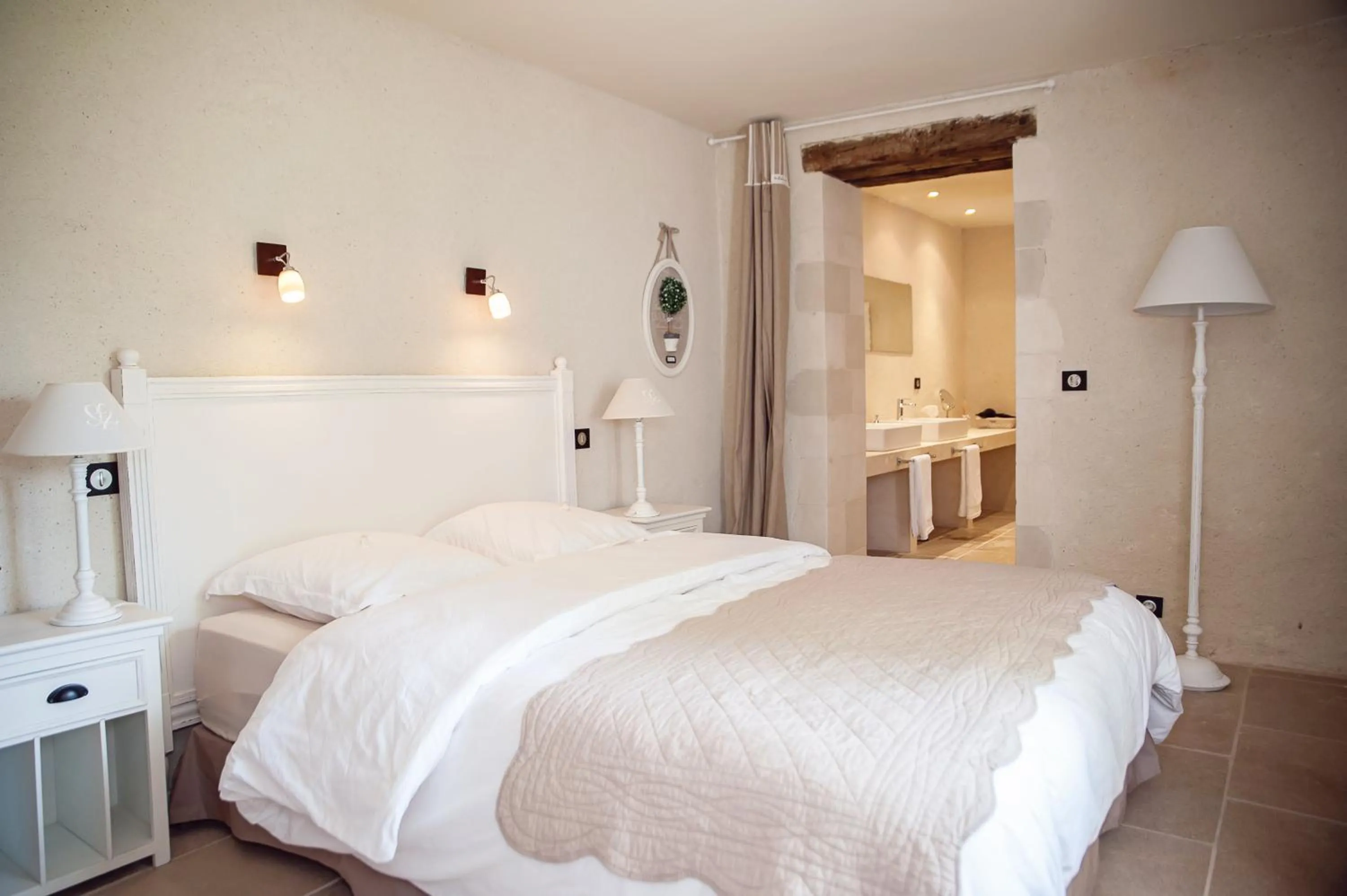 Photo of the whole room, Bed in Les Champs de Provence