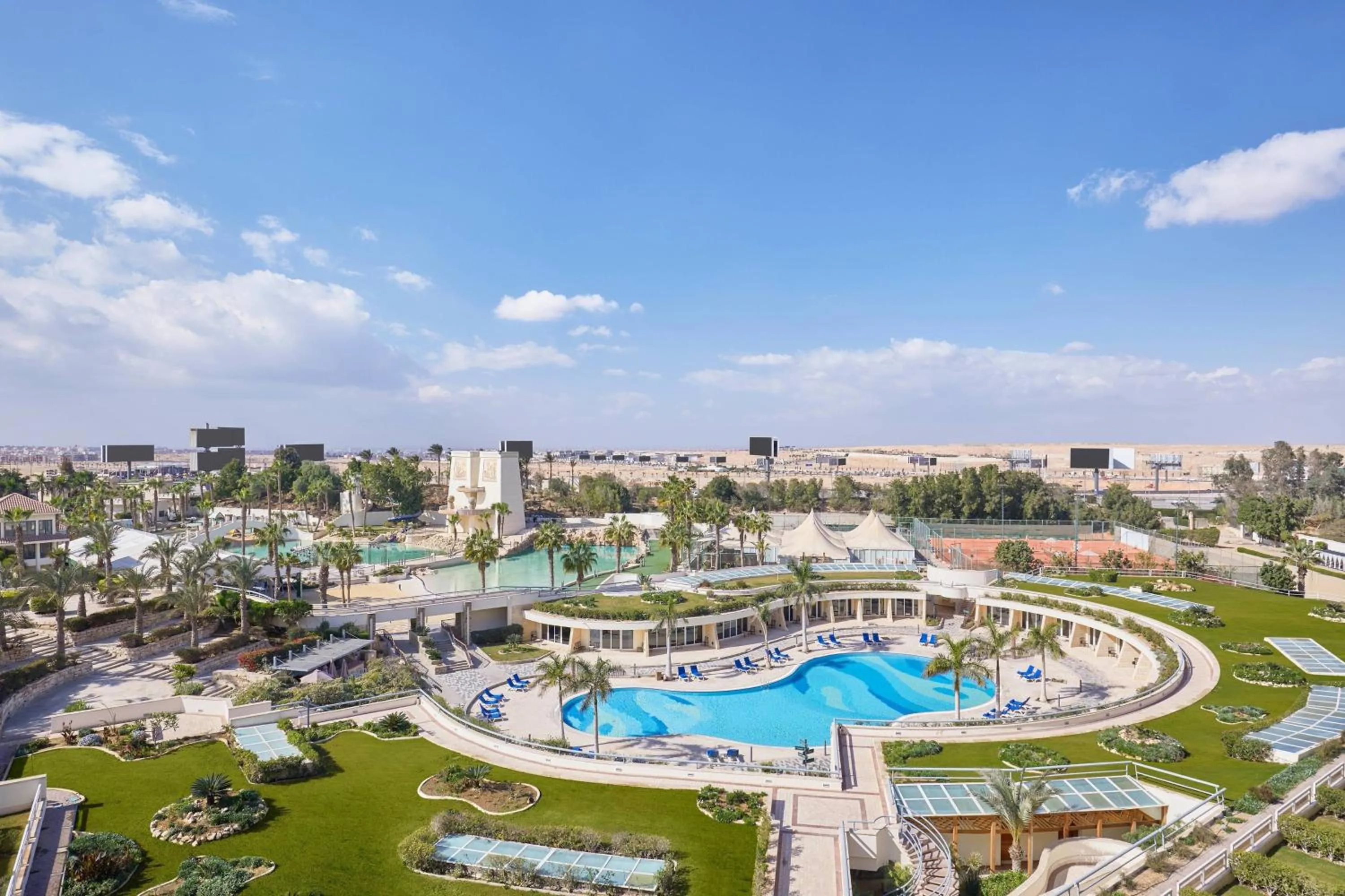Swimming pool in JW Marriott Hotel Cairo