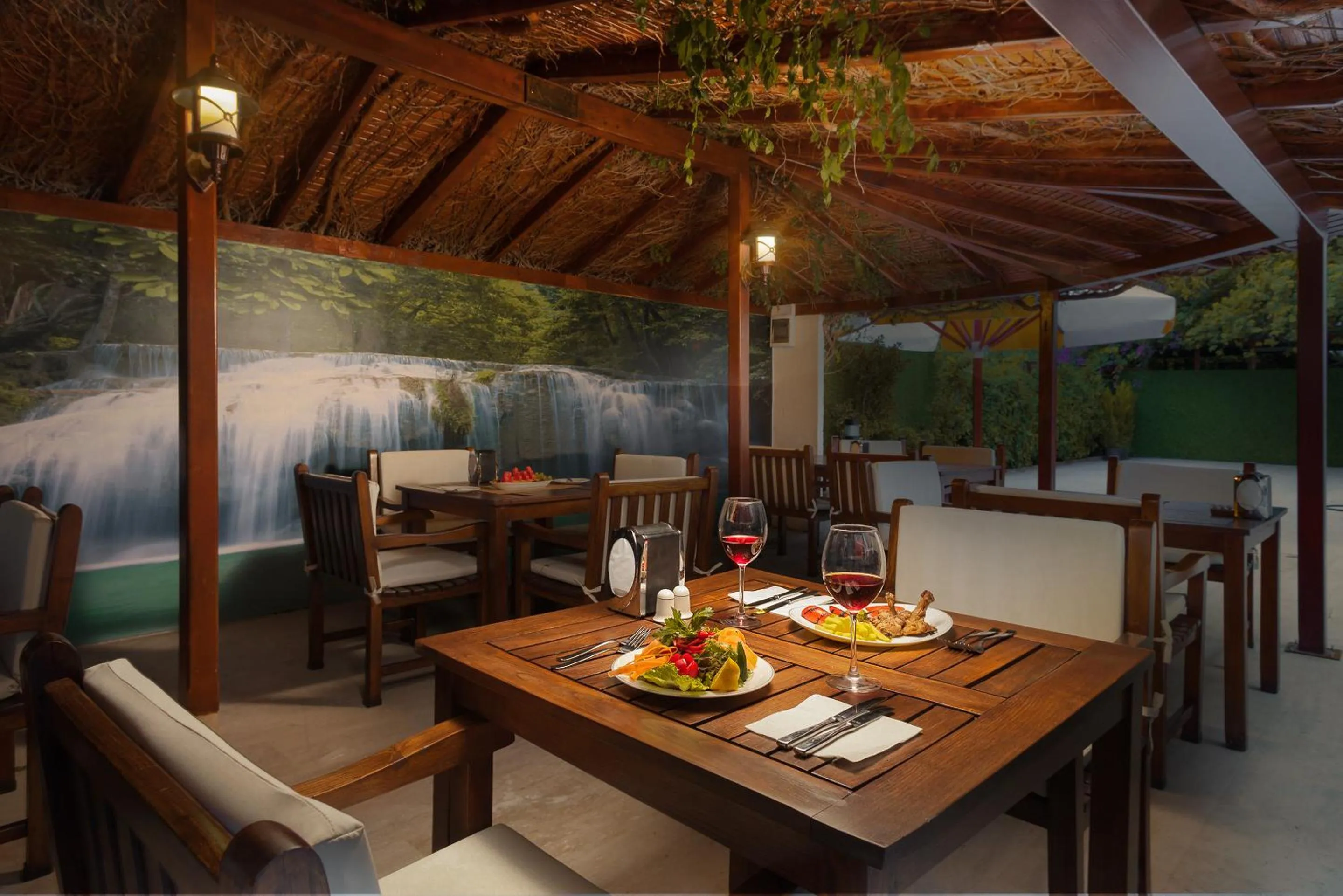 Restaurant/places to eat in Golden Orange Hotel