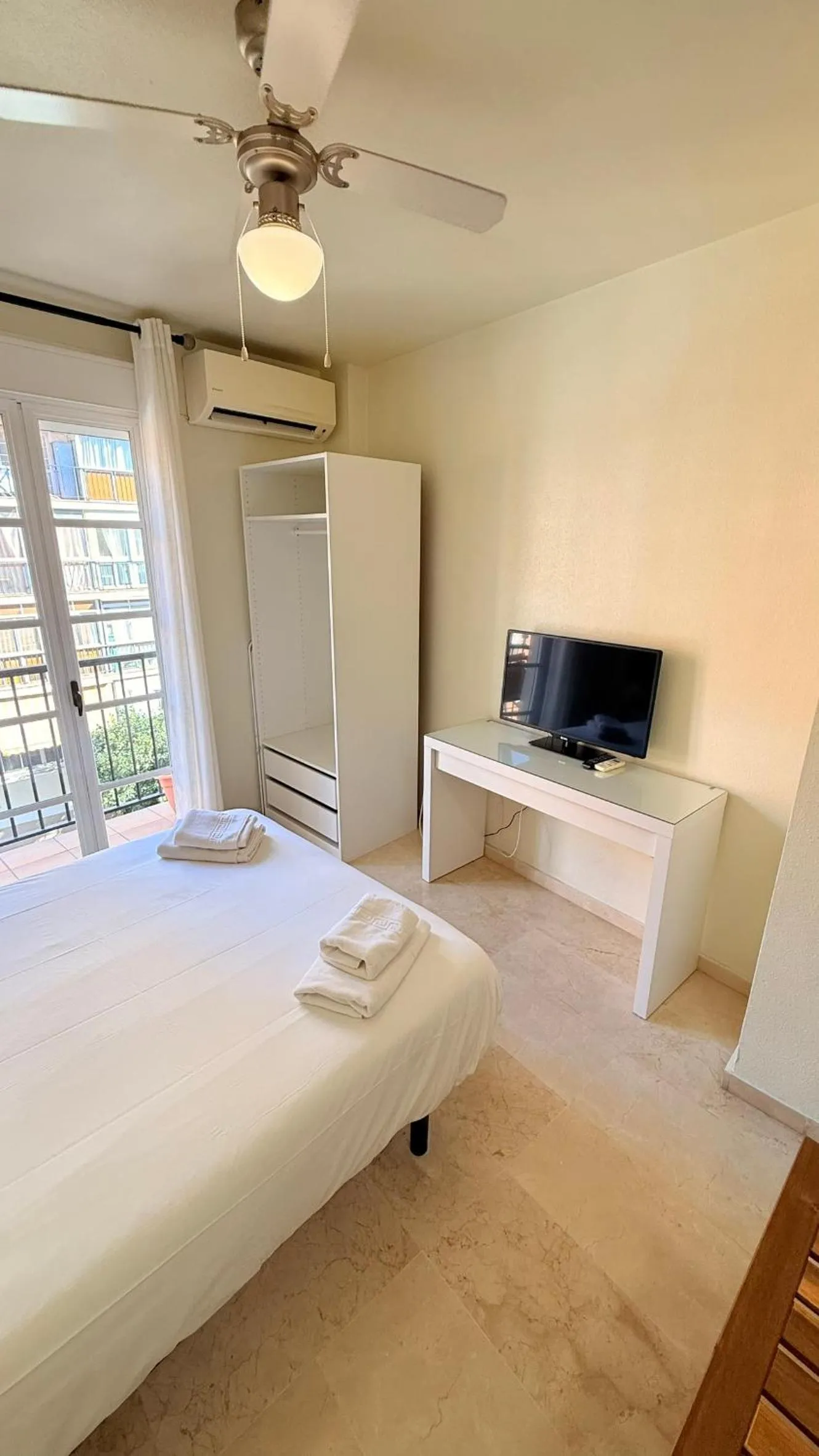 Photo of the whole room, Bed in Fan Flat Mariscal