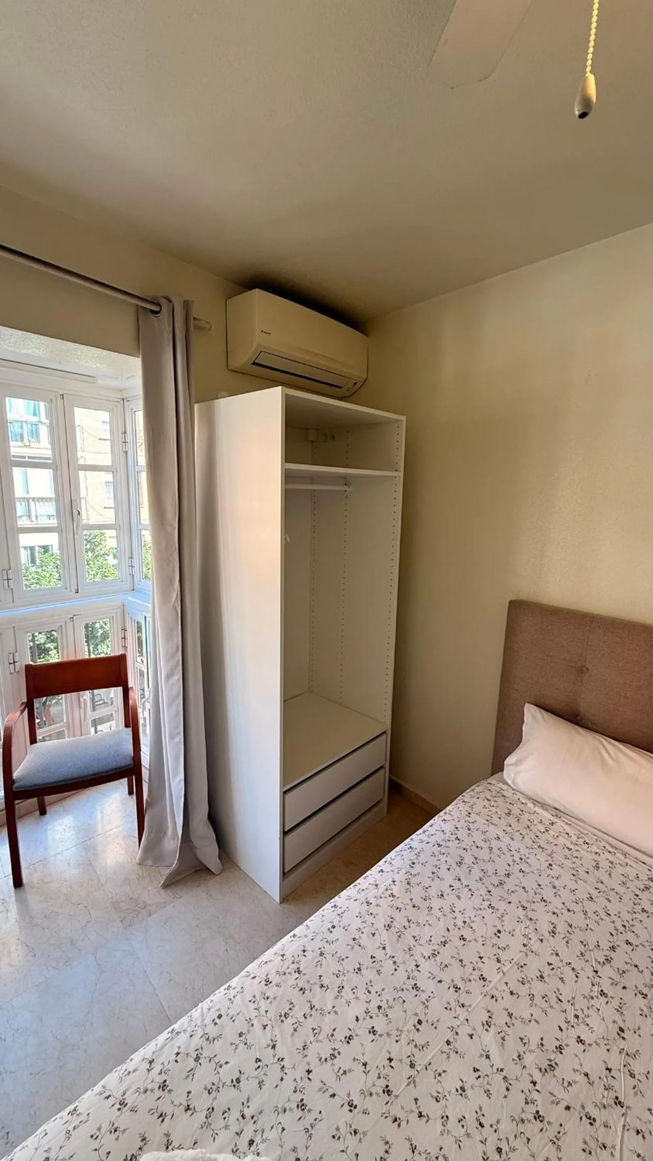 wardrobe, Bed in Fan Flat Mariscal