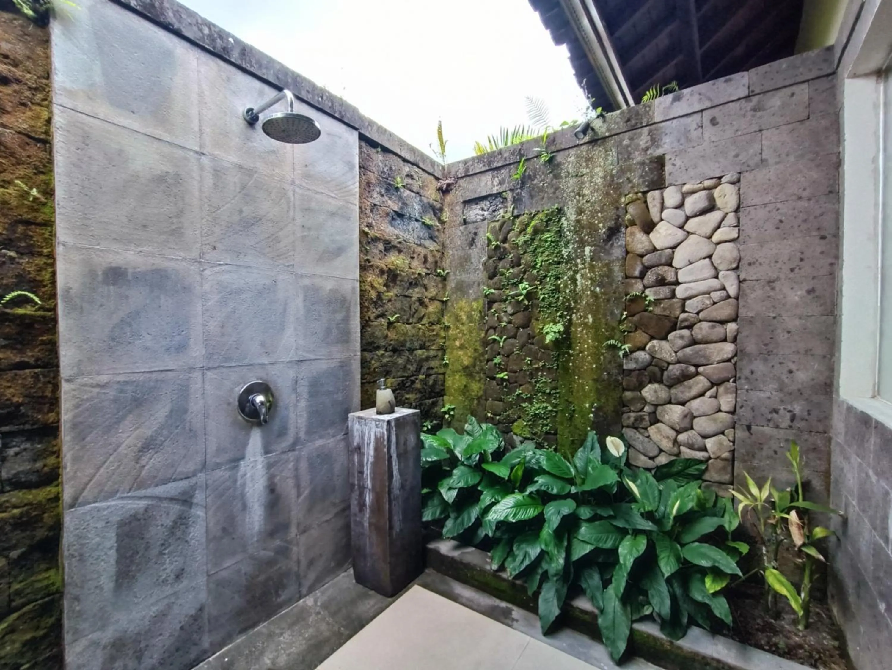 Shower in Masia Villa Ubud