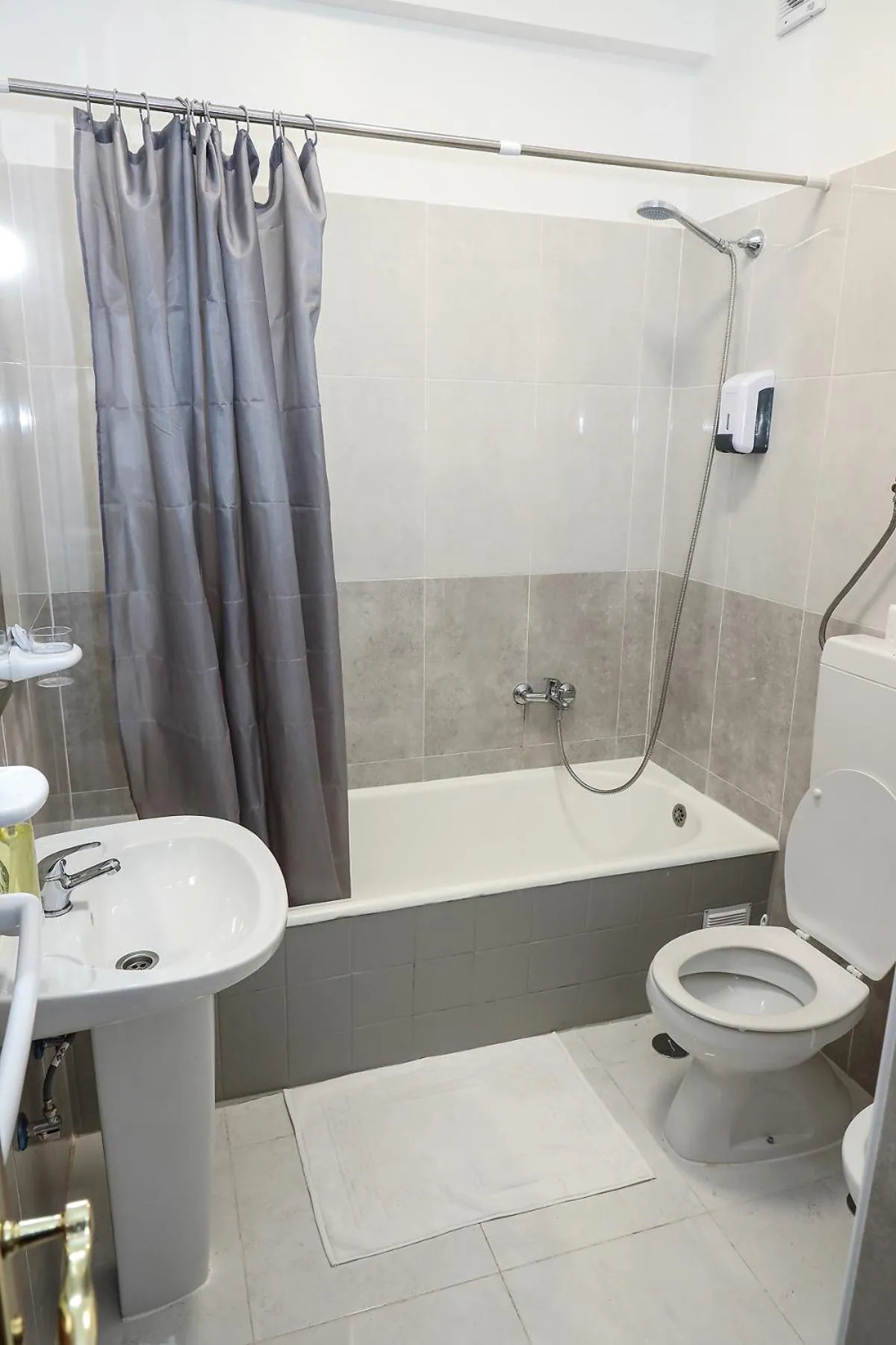 Bathroom in lisbon Home host